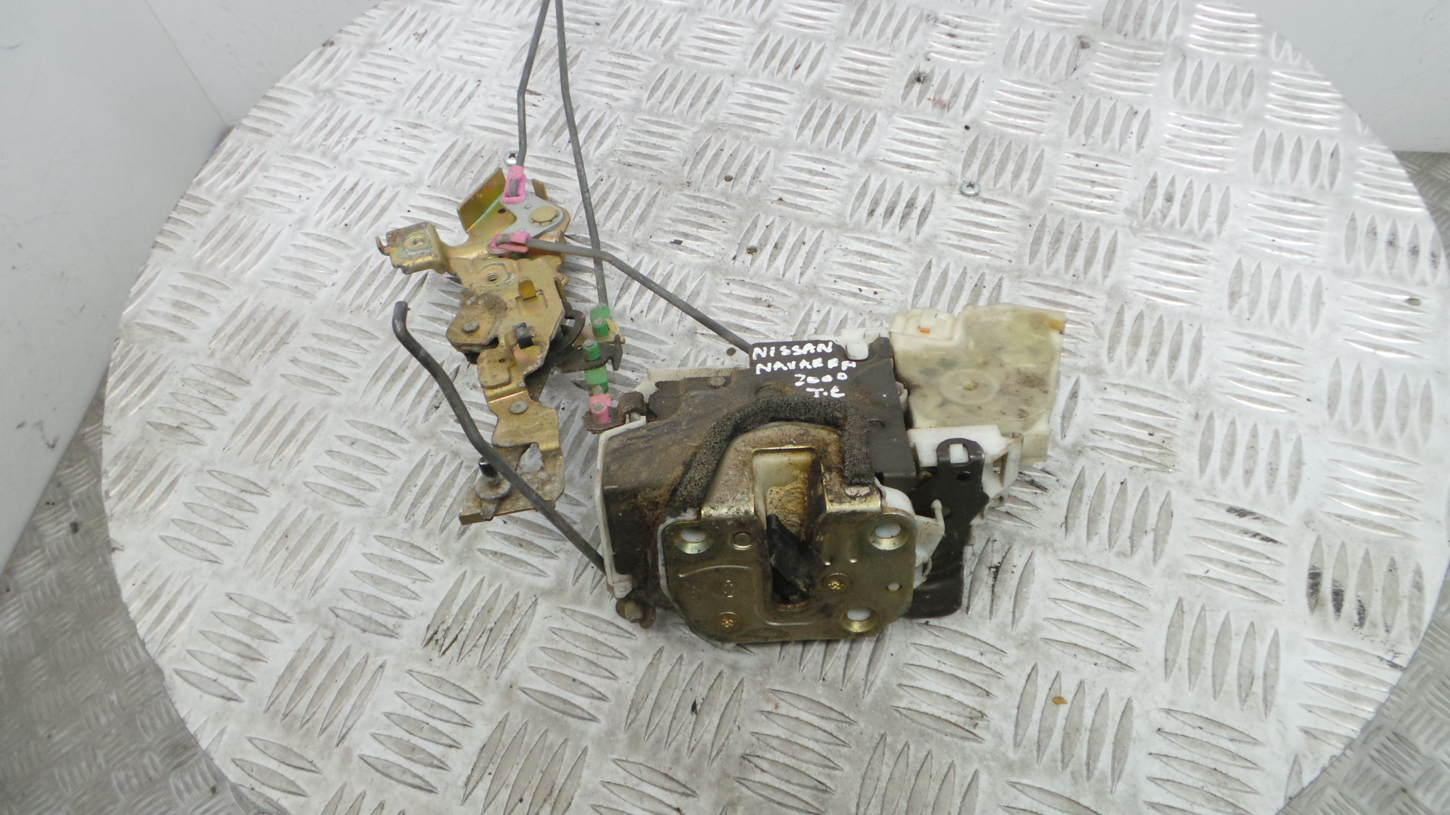 Fecho da Porta Trás Esq 805525P003 - NISSAN NAVARA Camião de plataforma/chassis (D22)-33197751