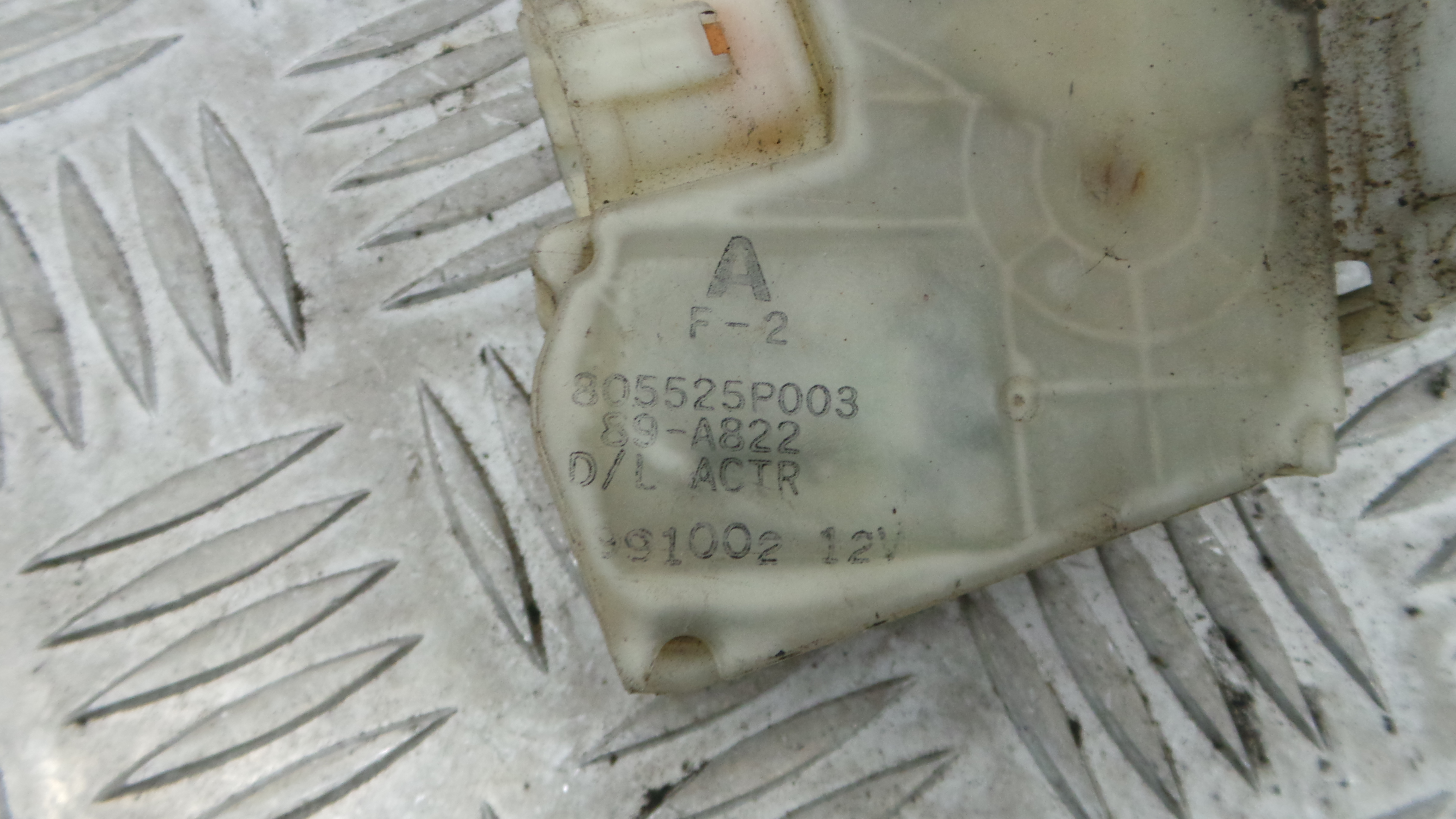 Fecho da Porta Trás Esq 805525P003 - NISSAN NAVARA Camião de plataforma/chassis (D22)-33197751