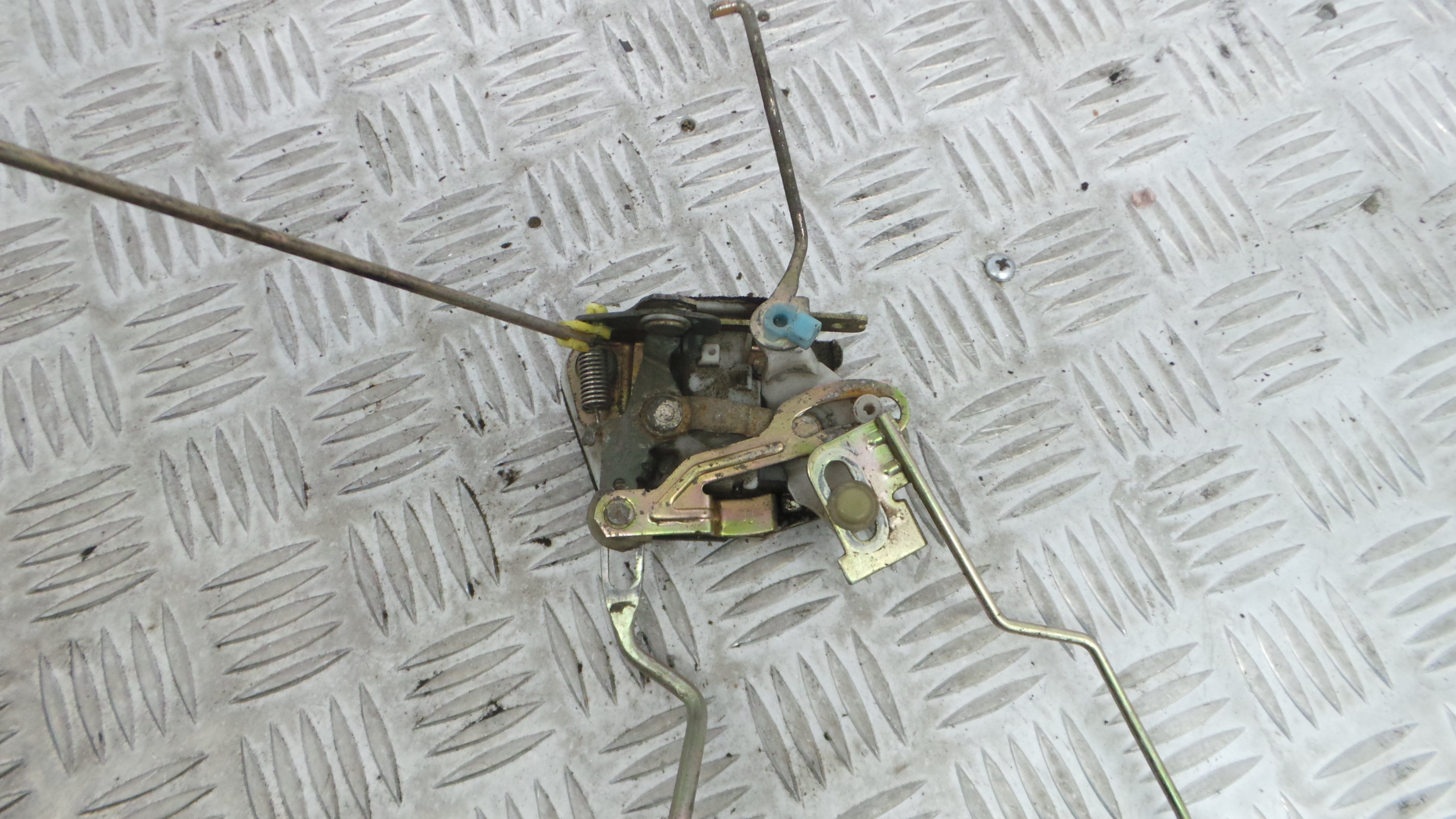 Fecho da Porta Trás Esq  - HYUNDAI ELANTRA II (J-2), LANTRA II (J-2), LANTRA Mk II (J-2)-33197755