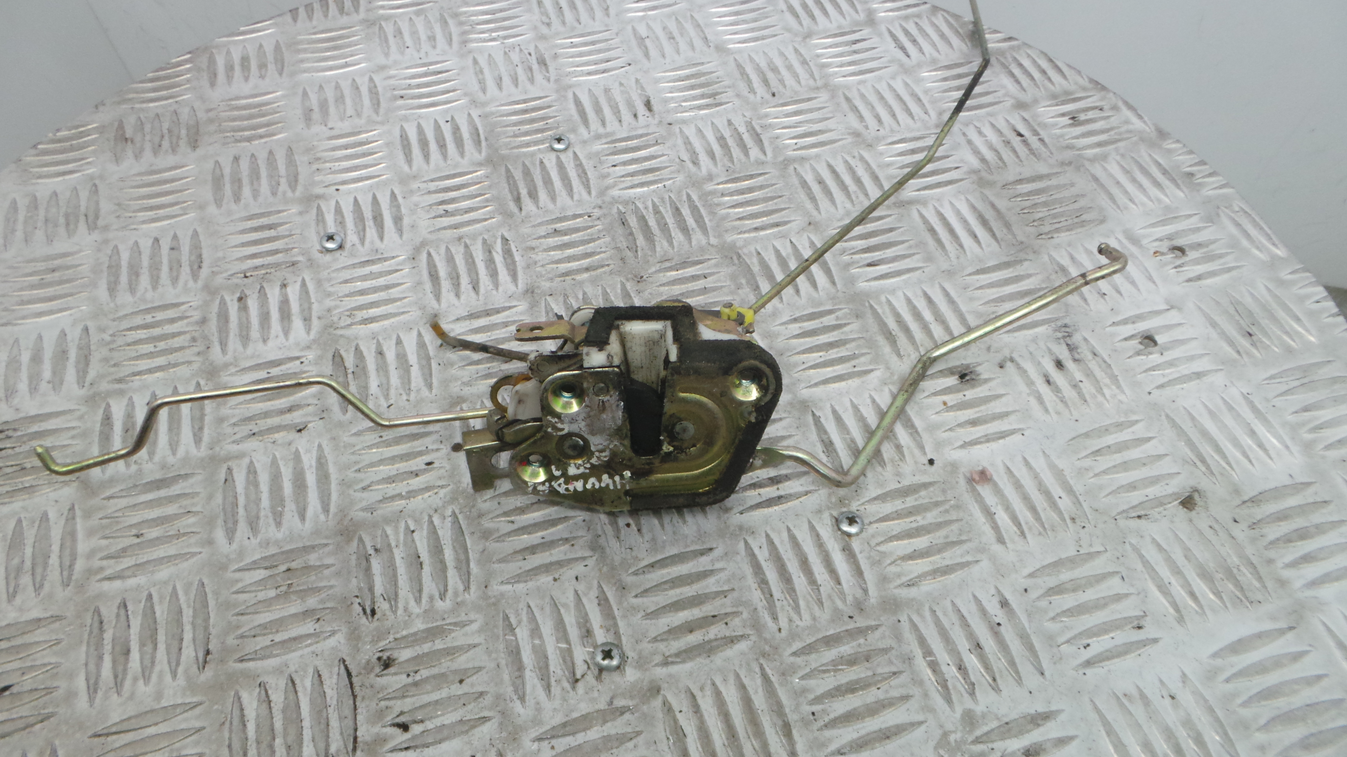 Fecho da Porta Trás Esq  - HYUNDAI ELANTRA II (J-2), LANTRA II (J-2), LANTRA Mk II (J-2)-33197755