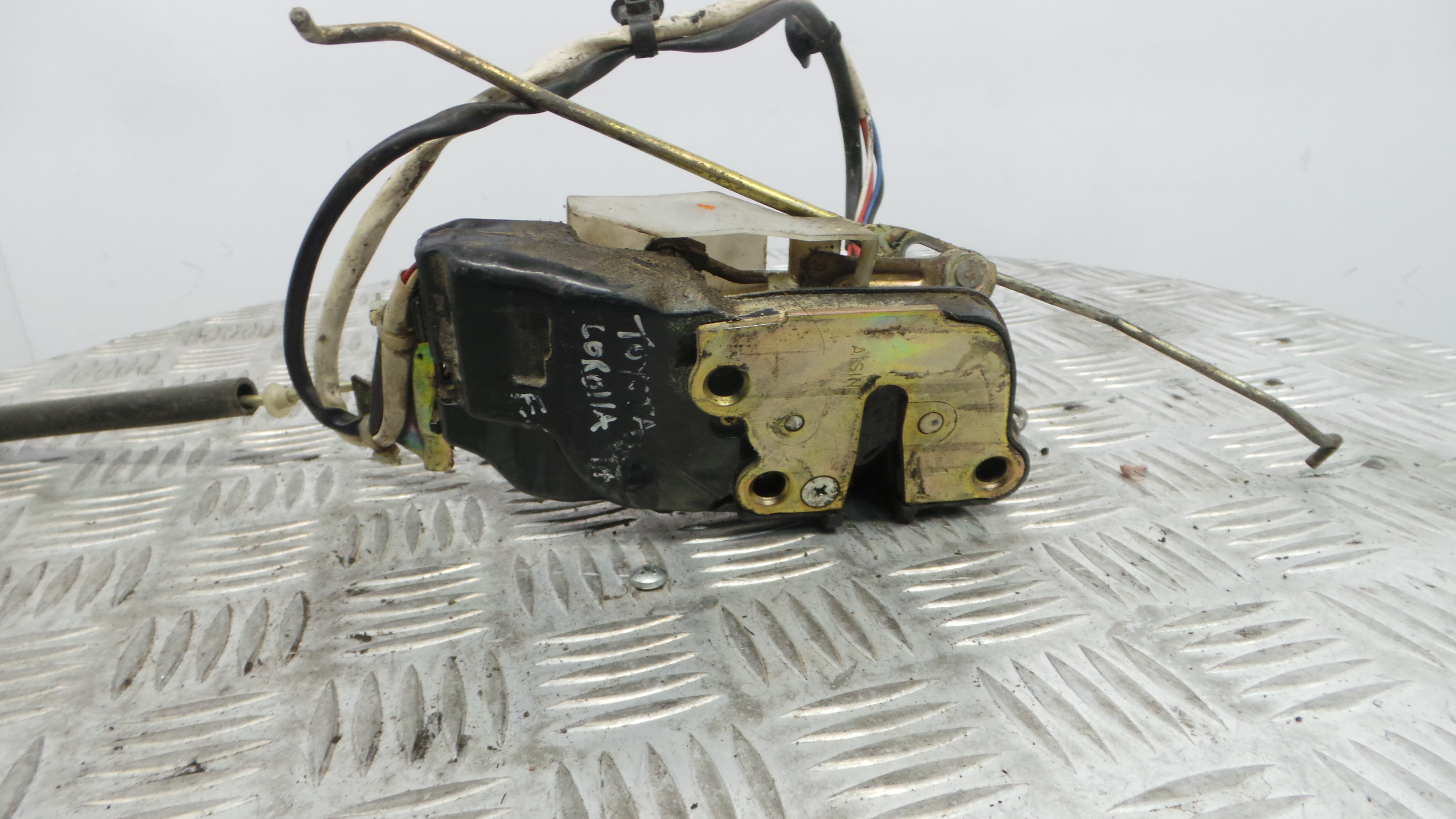 Fecho da Porta Frente Esq 6932012560 - TOYOTA COROLLA (_E11_)-33197758