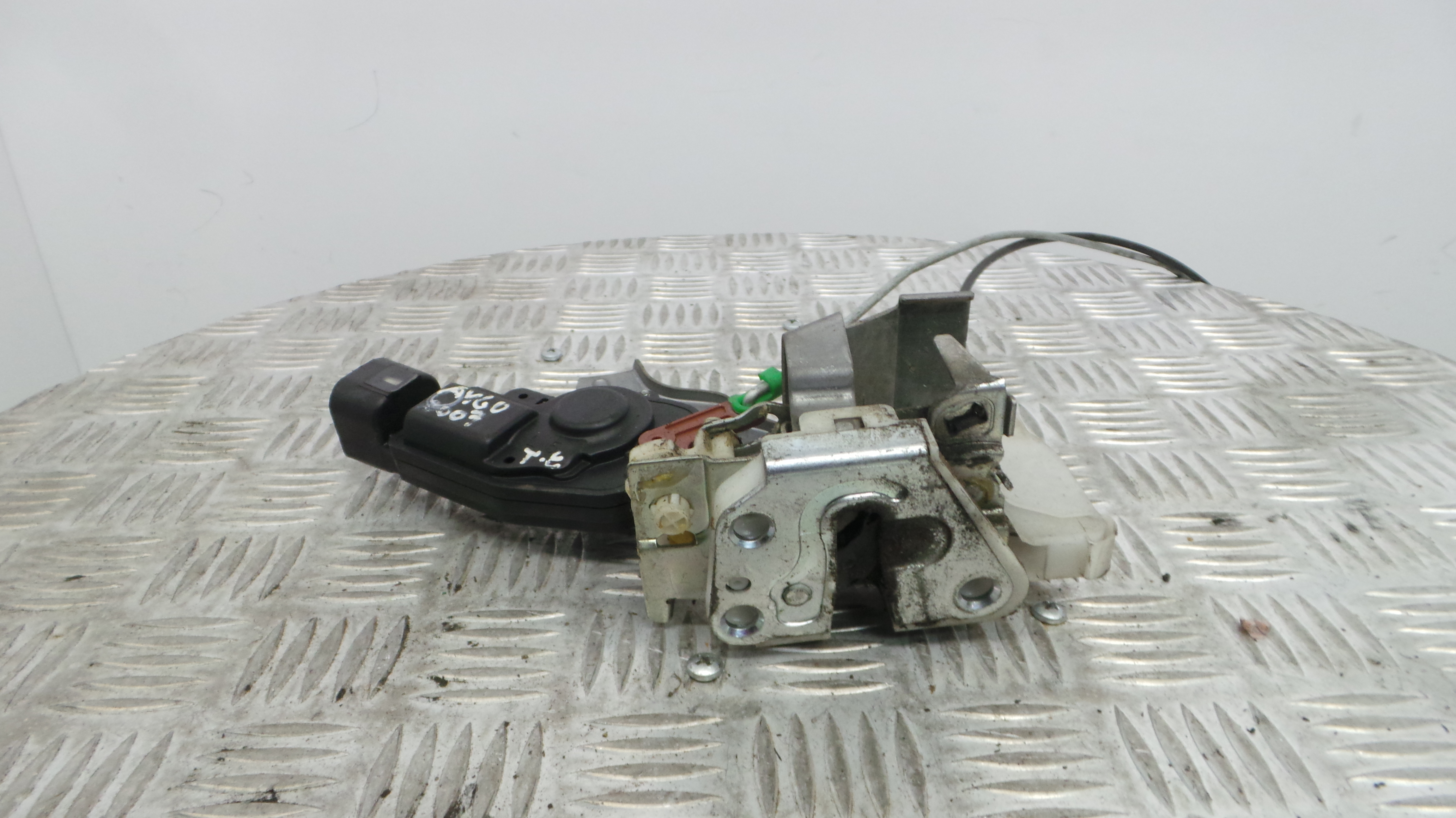 Fecho da Porta Trás Esq 690600H011 - TOYOTA AYGO (_B1_)-33197761 Fecho da Porta Trás Esq 690600H011 - TOYOTA AYGO (_B1_)-33197761