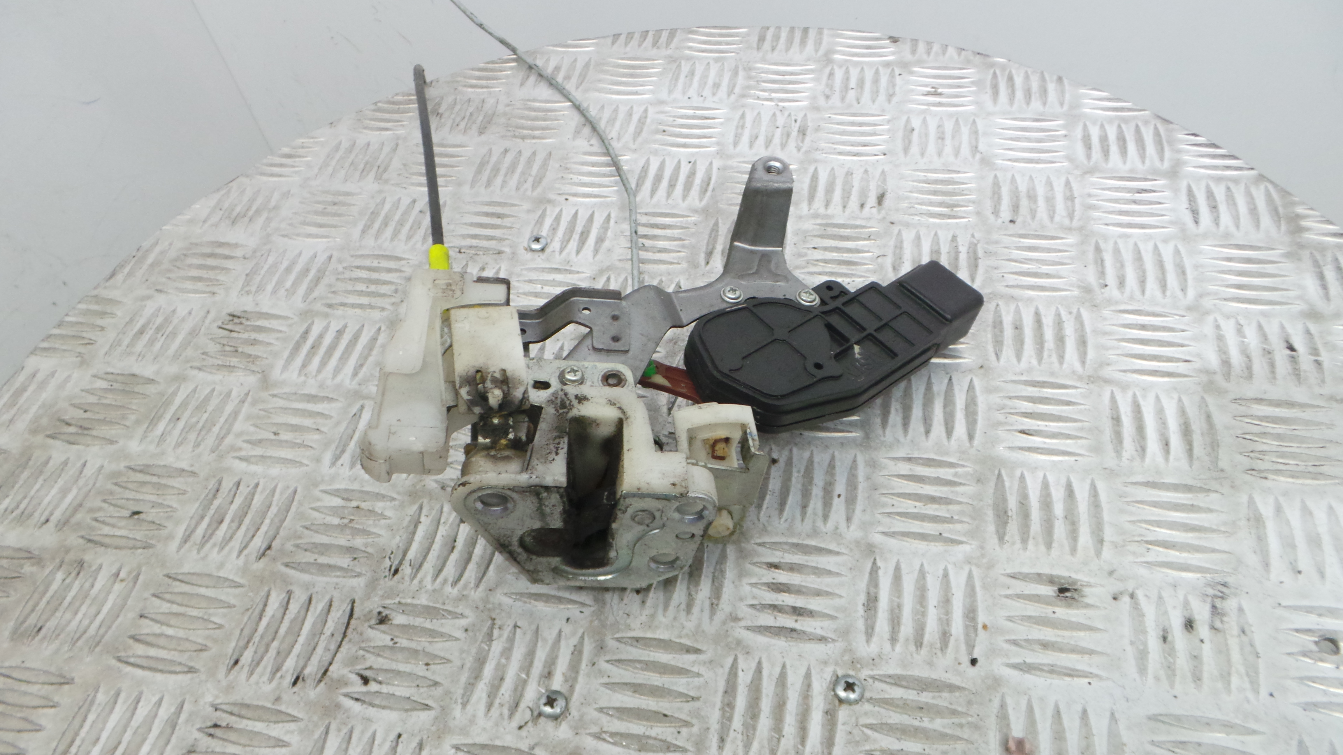 Fecho da Porta Trás Esq 690600H011 - TOYOTA AYGO (_B1_)-33197761