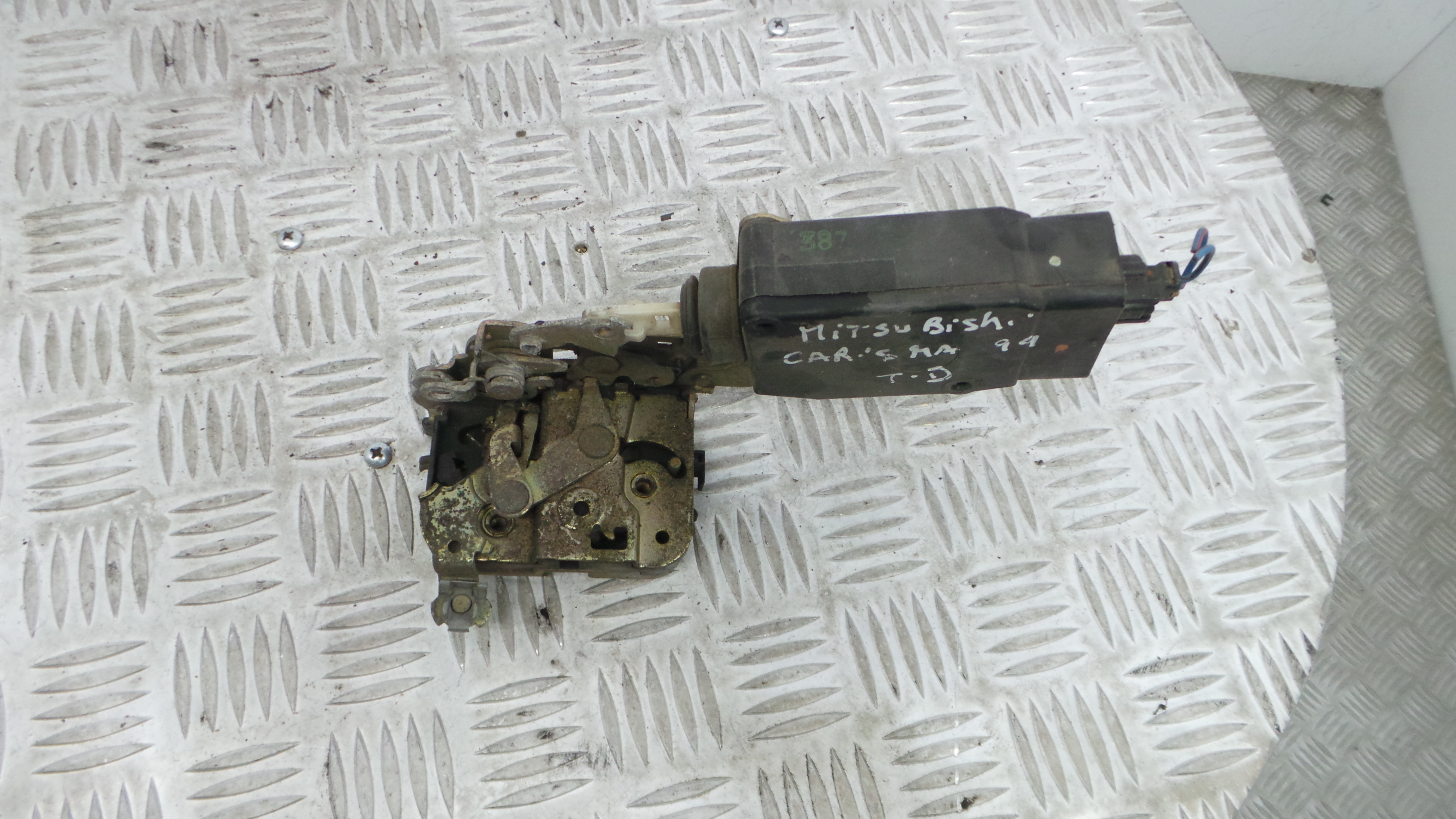 Fecho da Porta Trás Dto MR911786 - MITSUBISHI CARISMA (DA_)-33197767