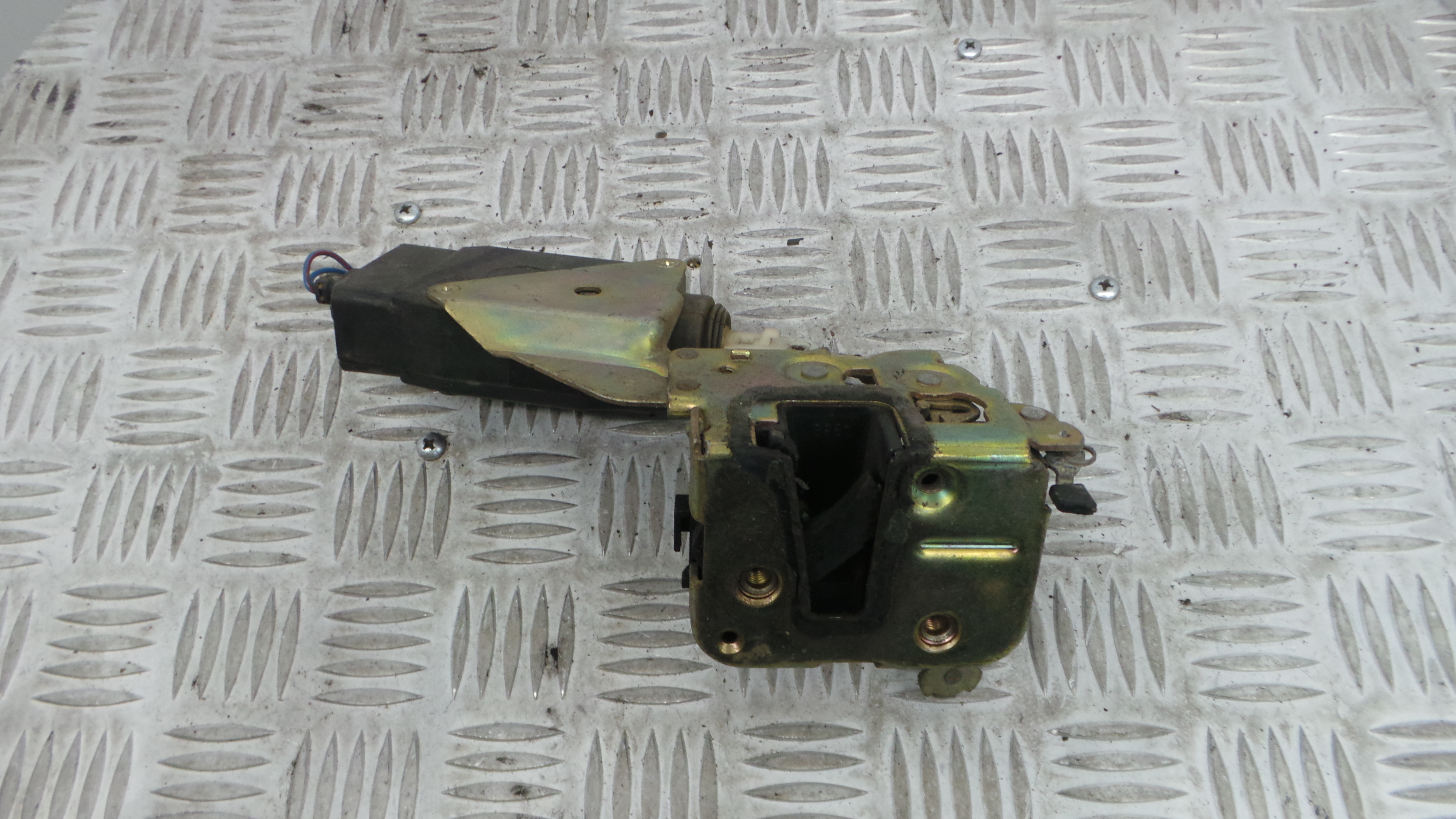 Fecho da Porta Trás Dto MR911786 - MITSUBISHI CARISMA (DA_)-33197767