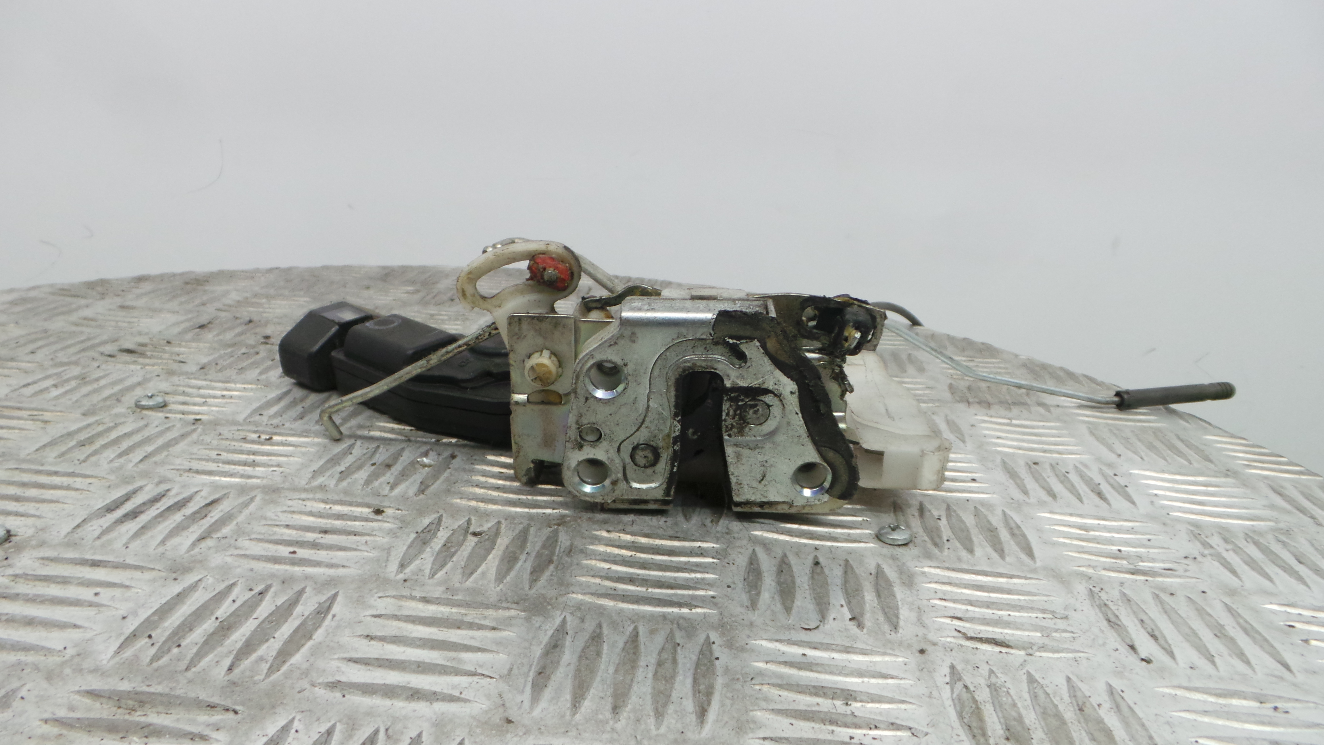 Fecho da Porta Frente Esq 690400H020 - TOYOTA AYGO (_B1_)-33197773