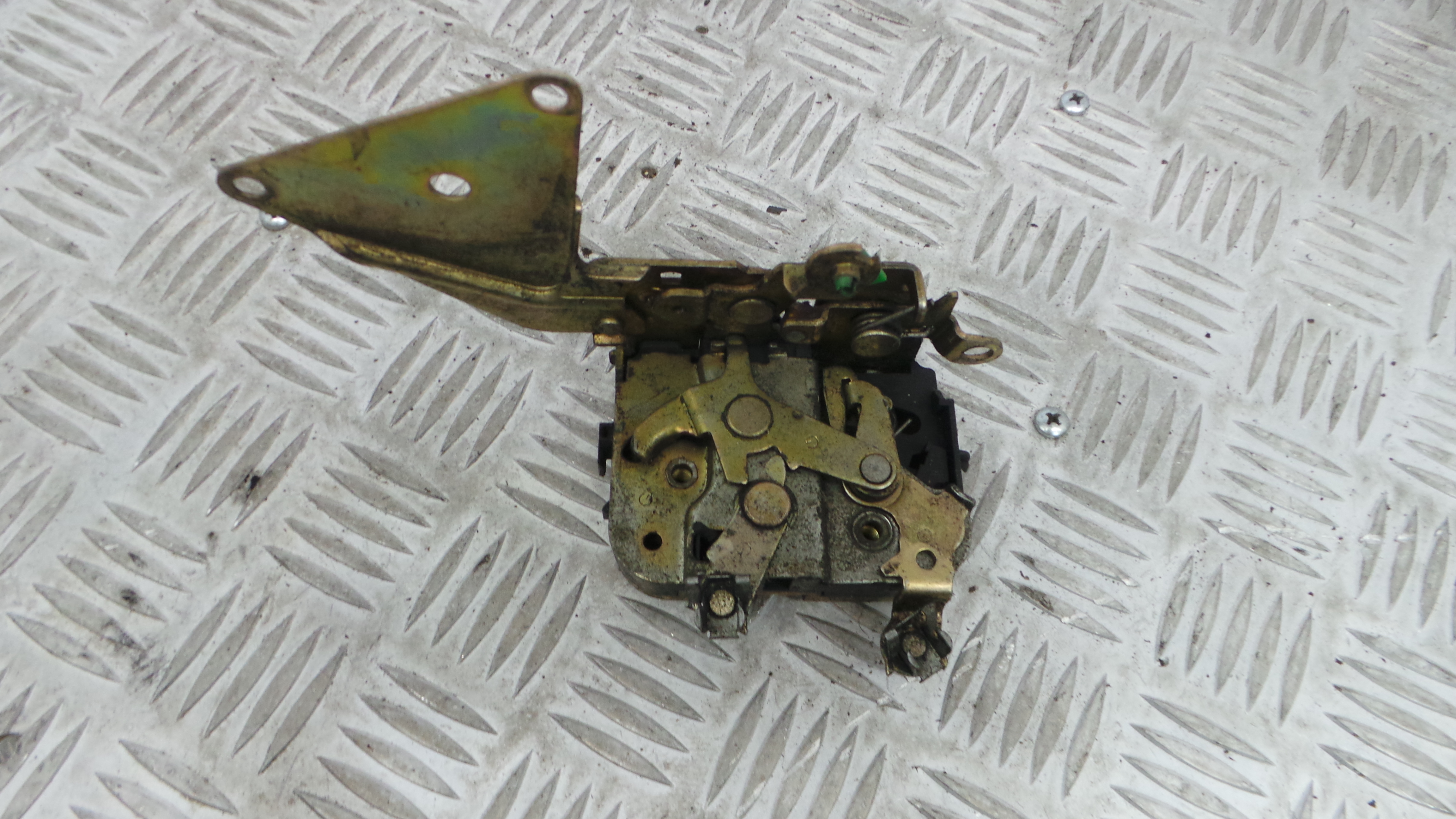 Fecho da Porta Frente Esq MR911383 - MITSUBISHI CARISMA (DA_)-33197776