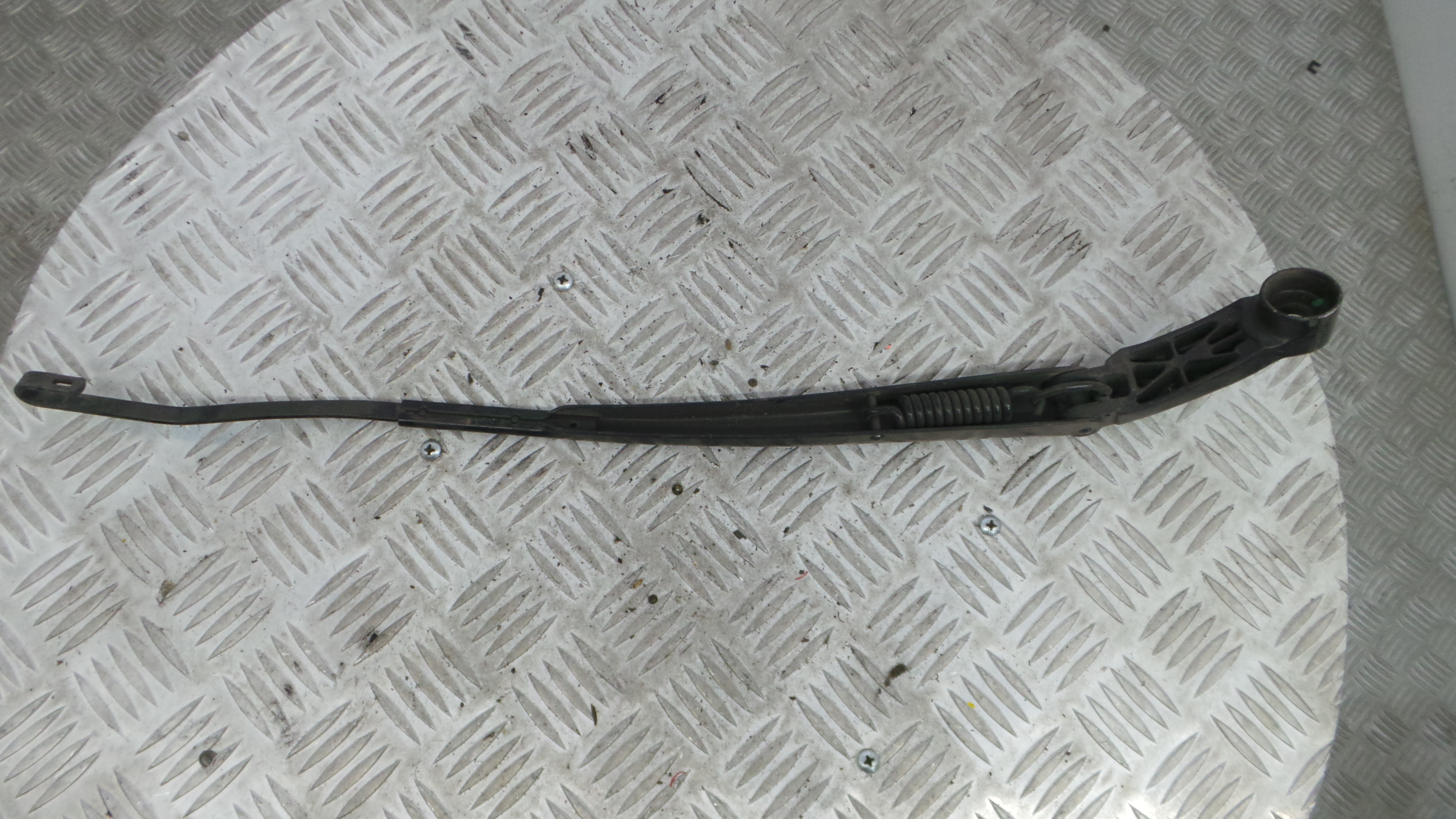 Braço Esquerdo Limpa Para Brisas 852110D070 - TOYOTA YARIS (_P9_), YARIS/VITZ (_P9_)-33197916