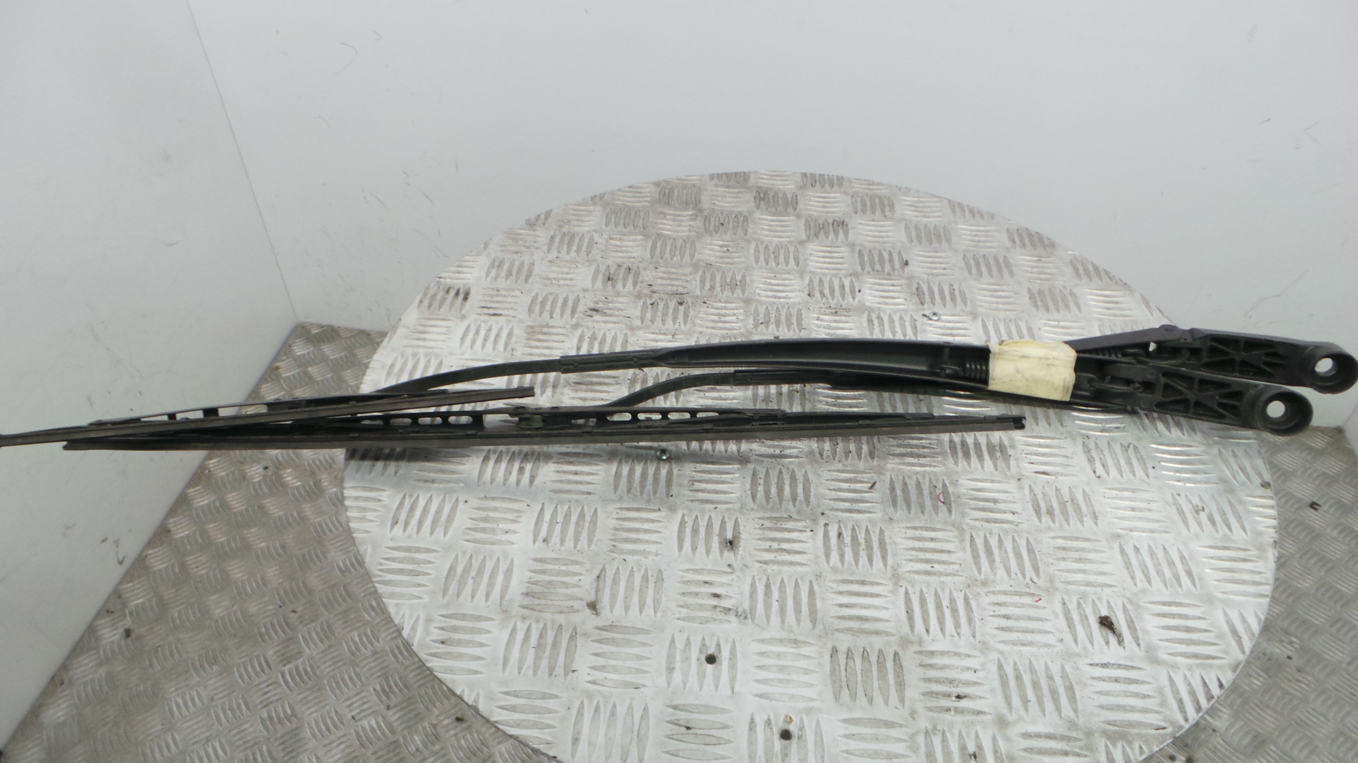 Braço Esquerdo Limpa Para Brisas 852110D070 - TOYOTA YARIS (_P9_), YARIS/VITZ (_P9_)-33197929
