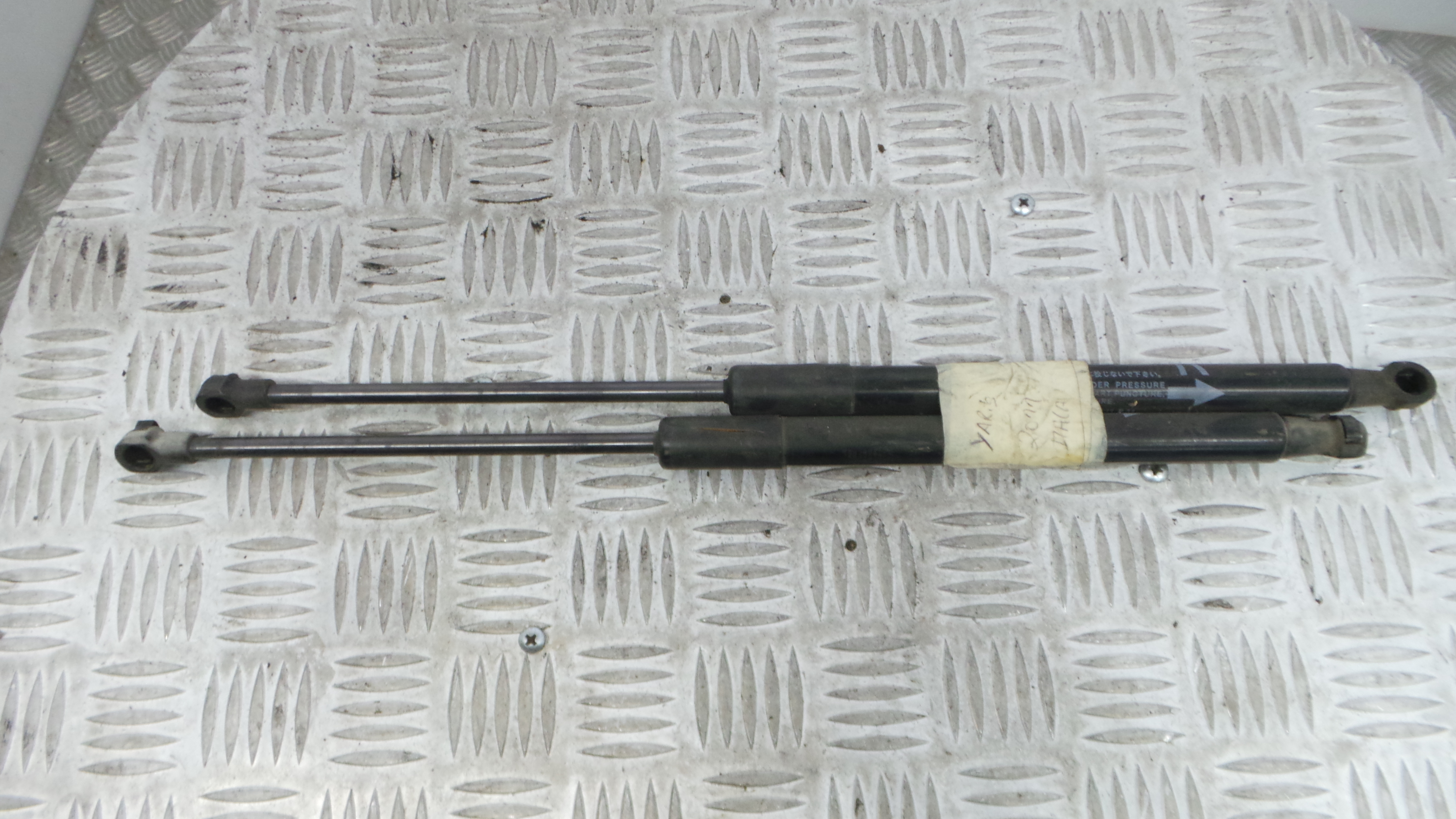 Amortecedor da Mala 68960-0D012 - TOYOTA YARIS (_P13_), YARIS/VITZ (_P13_)-33198166