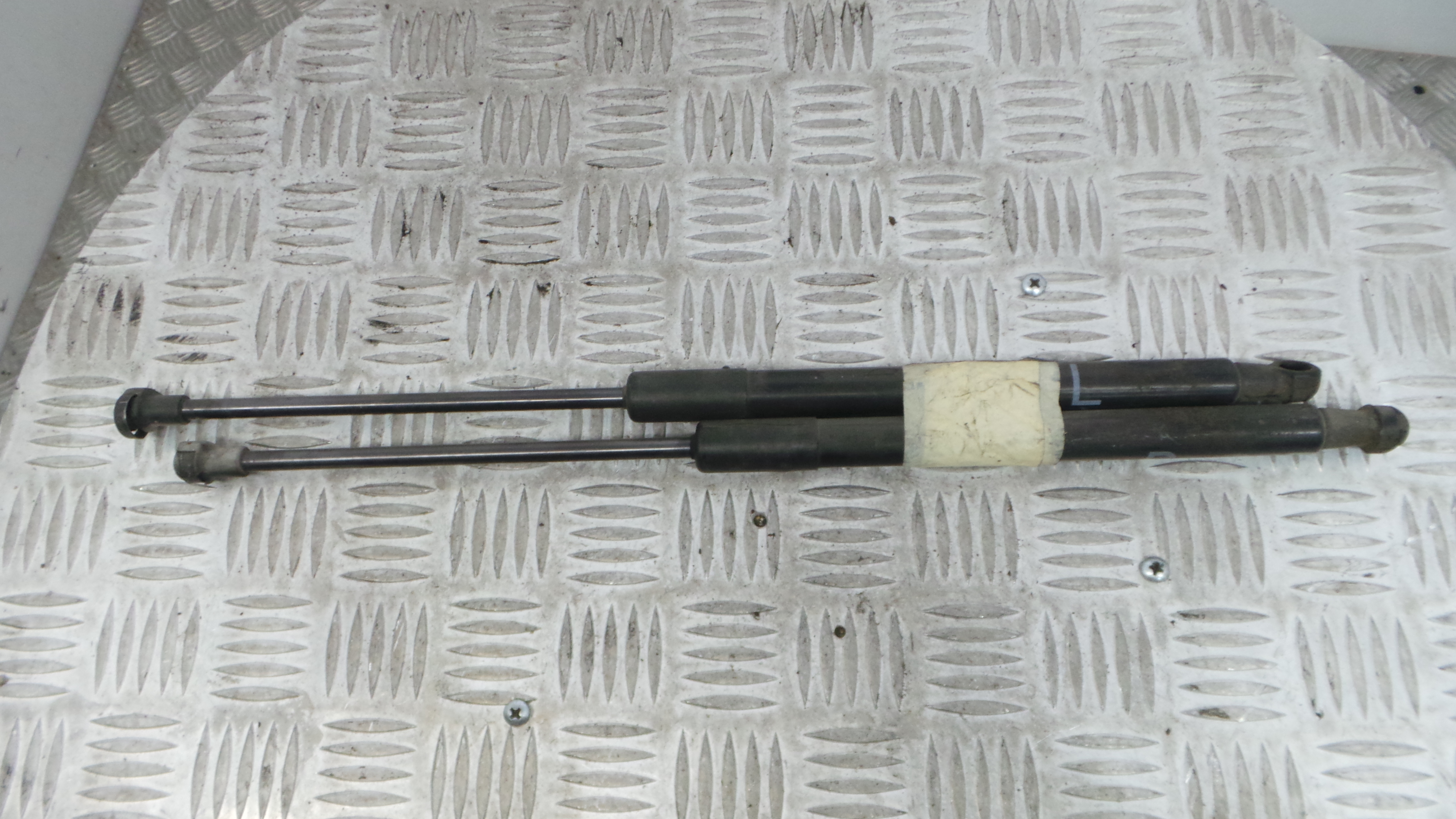 Amortecedor da Mala 68960-0D012 - TOYOTA YARIS (_P13_), YARIS/VITZ (_P13_)-33198166