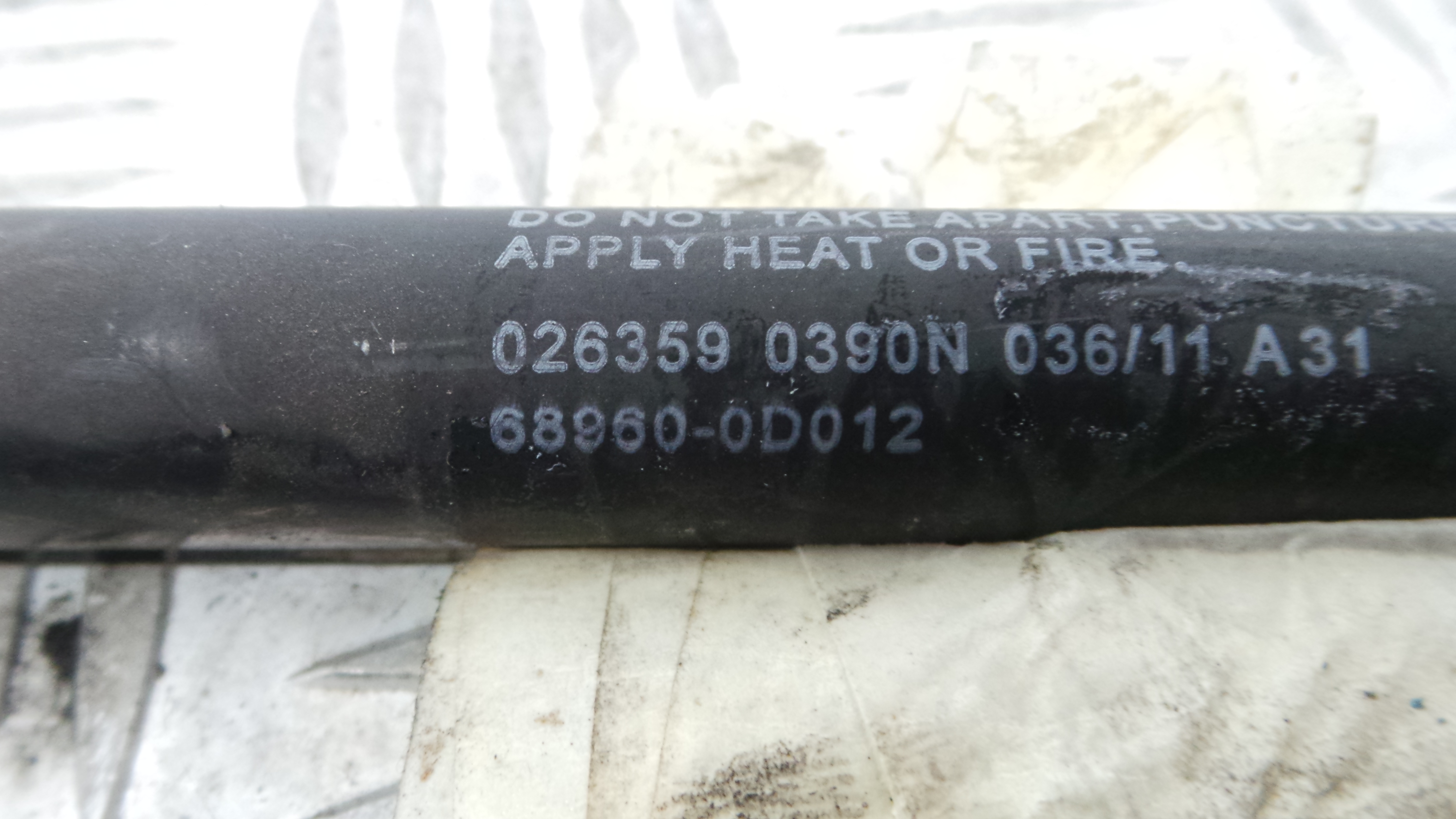 Amortecedor da Mala 68960-0D012 - TOYOTA YARIS (_P13_), YARIS/VITZ (_P13_)-33198166