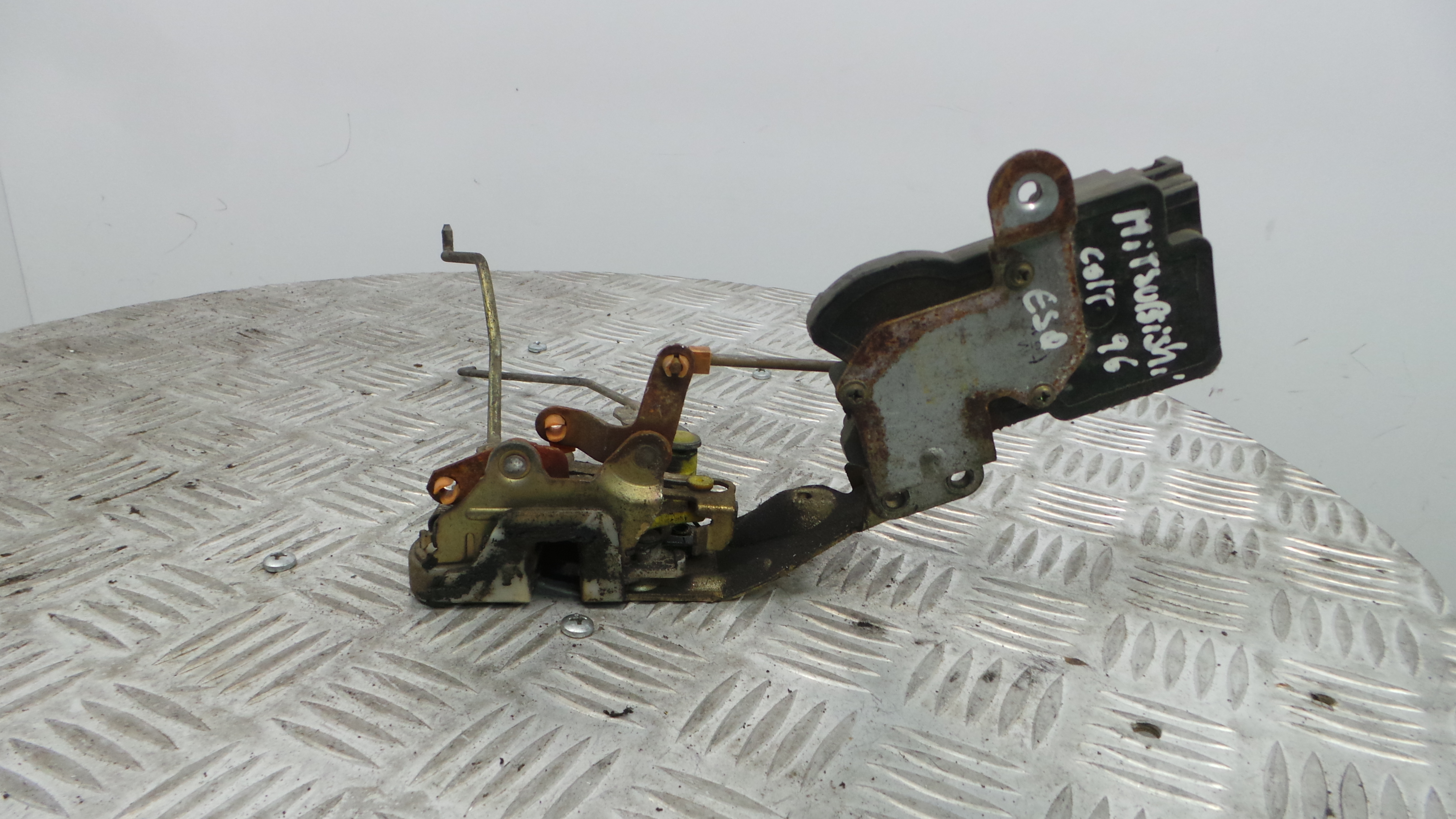 Fecho da Porta Esq  - MITSUBISHI COLT Mk V (CJ_, CP_), COLT V (CJ_, CP_)-33198241