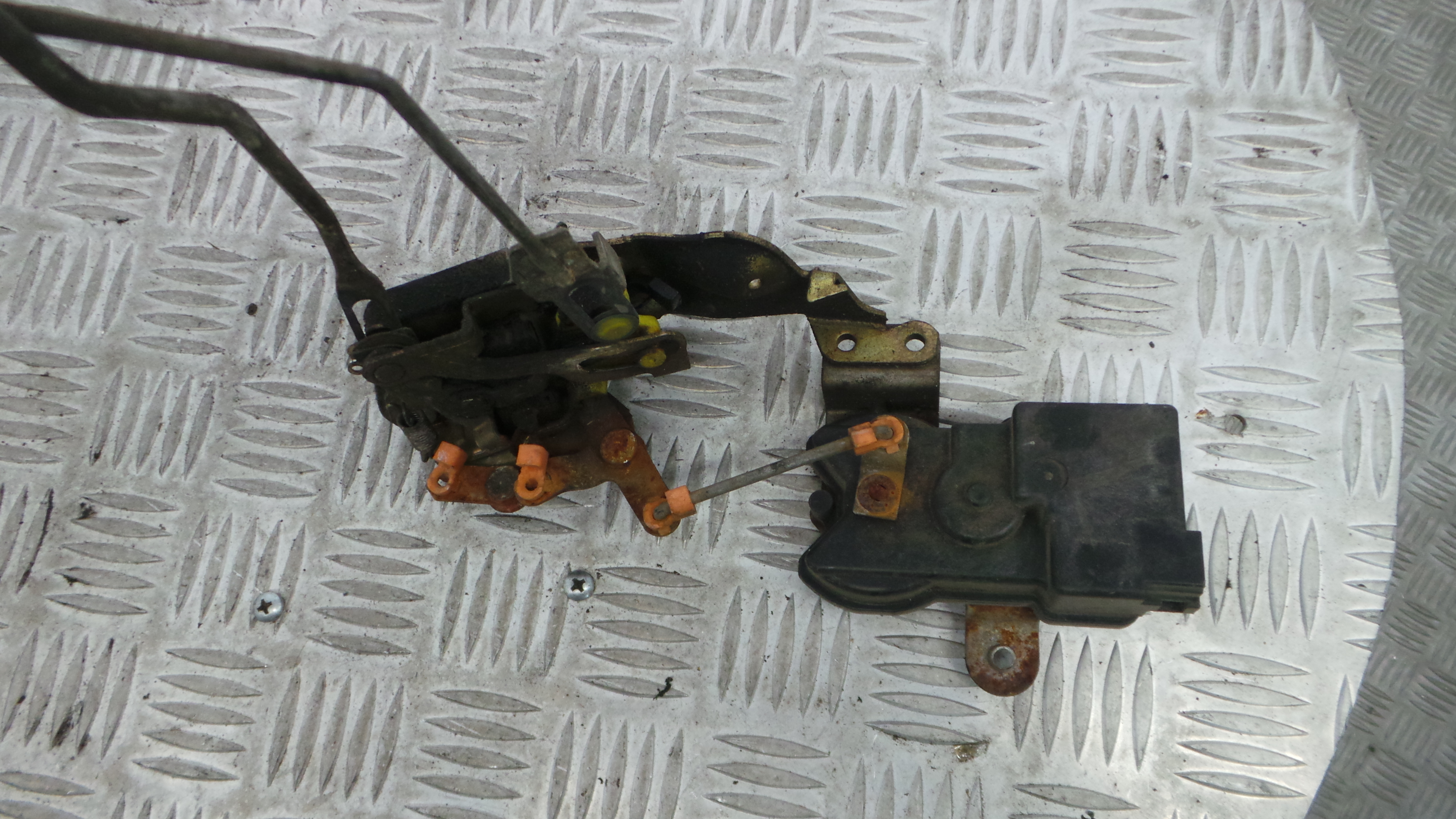 Fecho da Porta Esq  - MITSUBISHI COLT Mk V (CJ_, CP_), COLT V (CJ_, CP_)-33198241