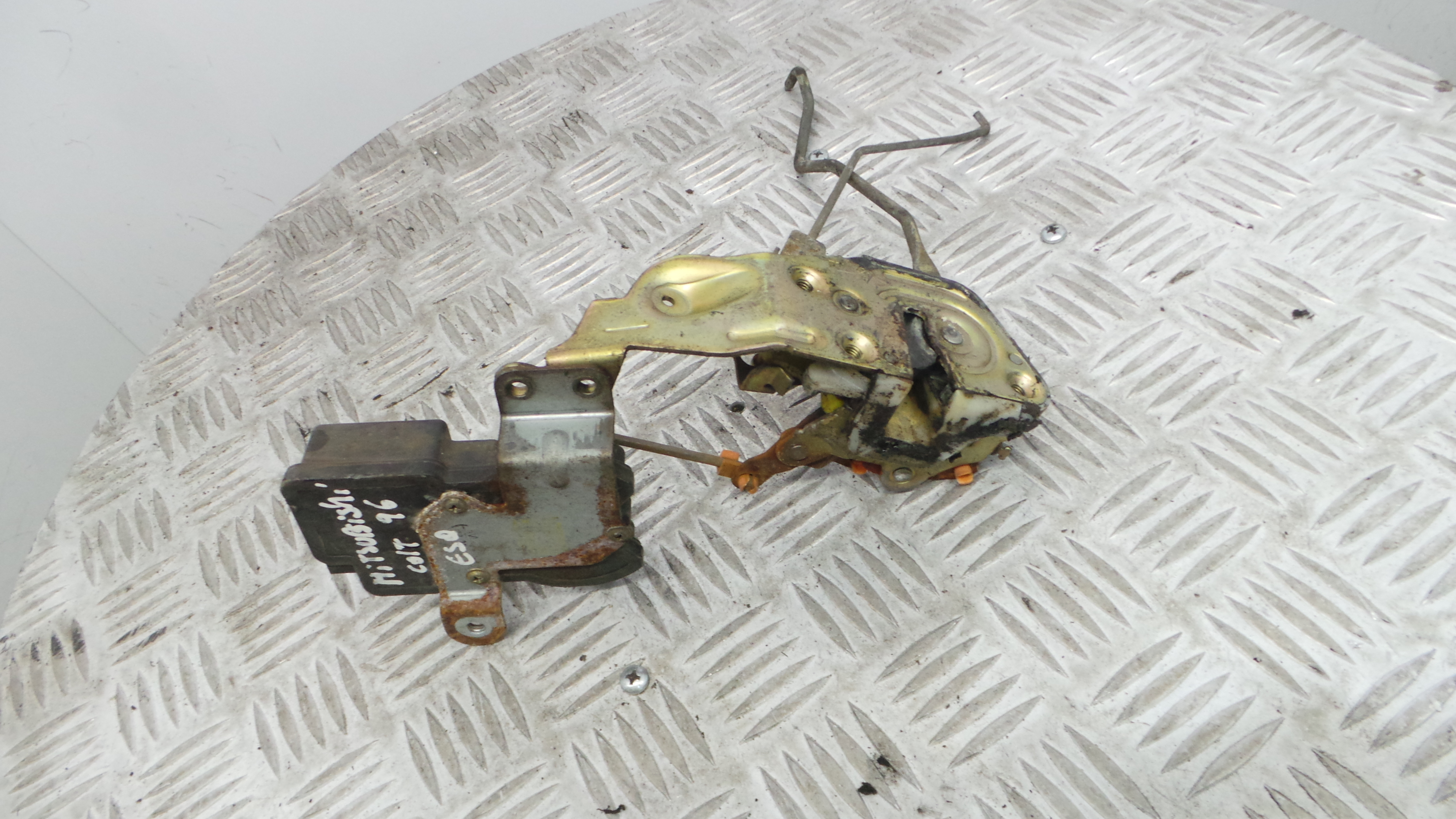 Fecho da Porta Esq  - MITSUBISHI COLT Mk V (CJ_, CP_), COLT V (CJ_, CP_)-33198241