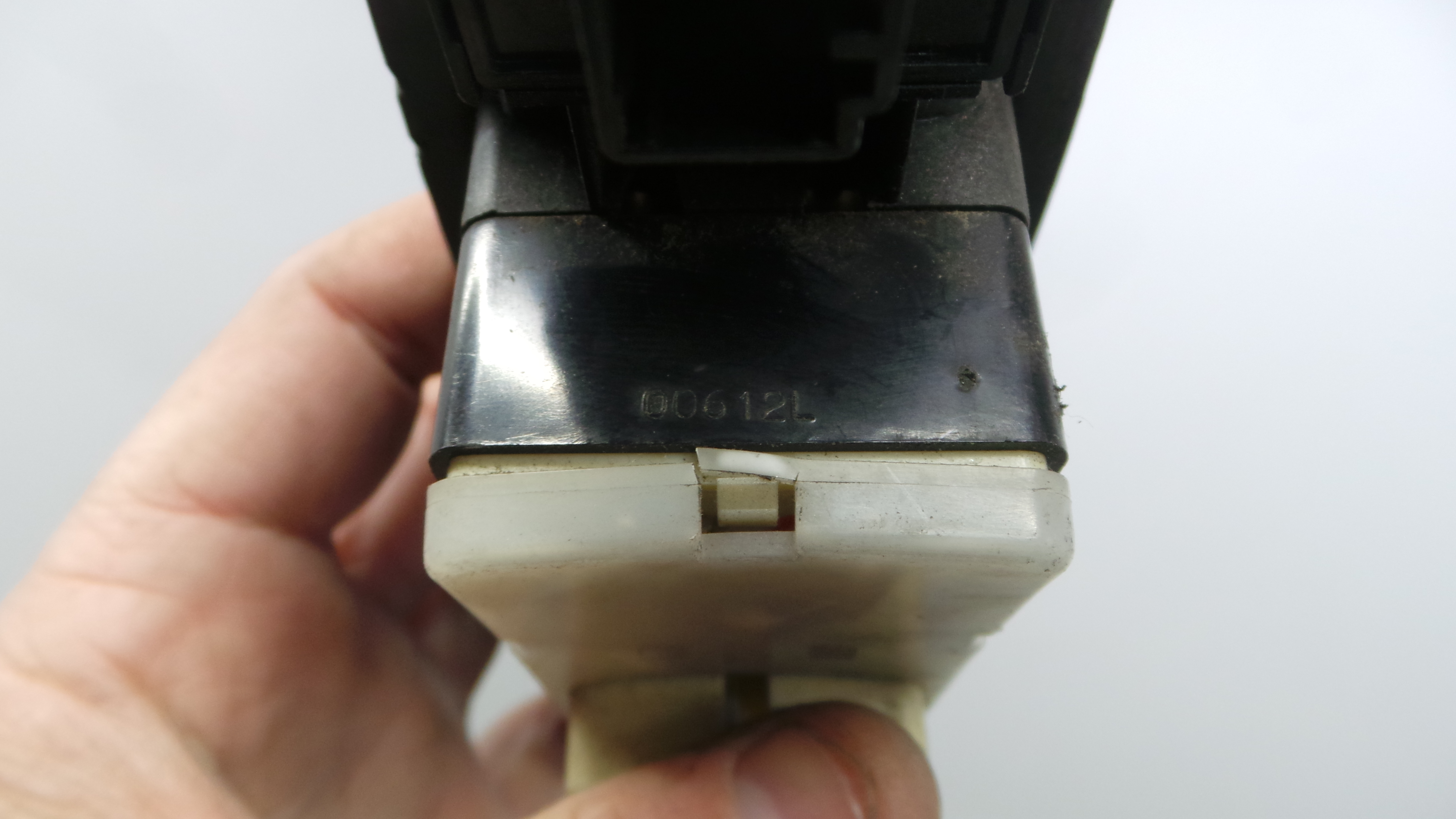 Interruptor / Comando Elevador Vidro Frente Esq  00612L - HYUNDAI ACCENT II (LC), EXCEL II (LC)-33198772