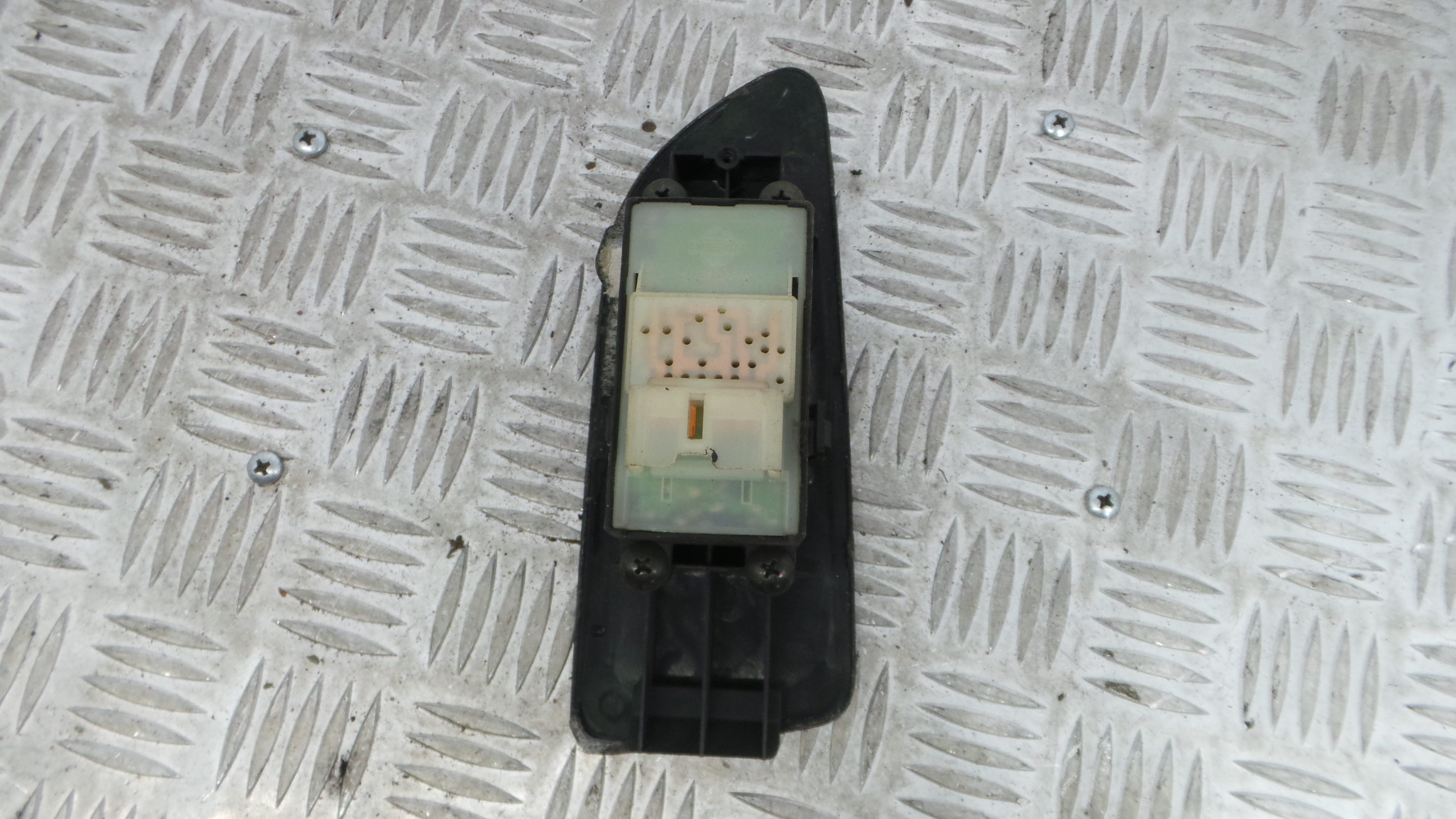 Interruptor / Comando Elevador Vidro Frente Esq   - NISSAN ALMERA I (N15)-33198778