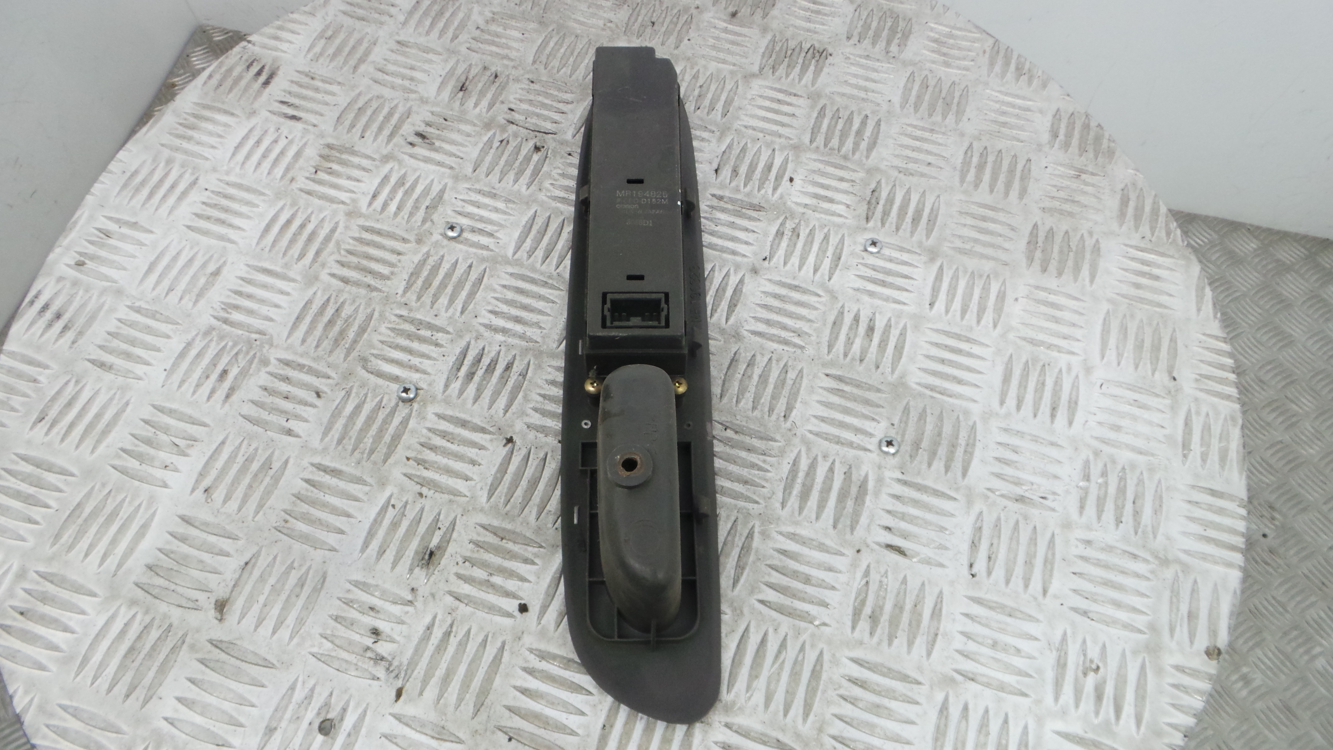 Interruptor / Comando Elevador Vidro Frente Esq MR190323 - MITSUBISHI LANCER Mk VI (CJ_, CP_), LANC-33198799