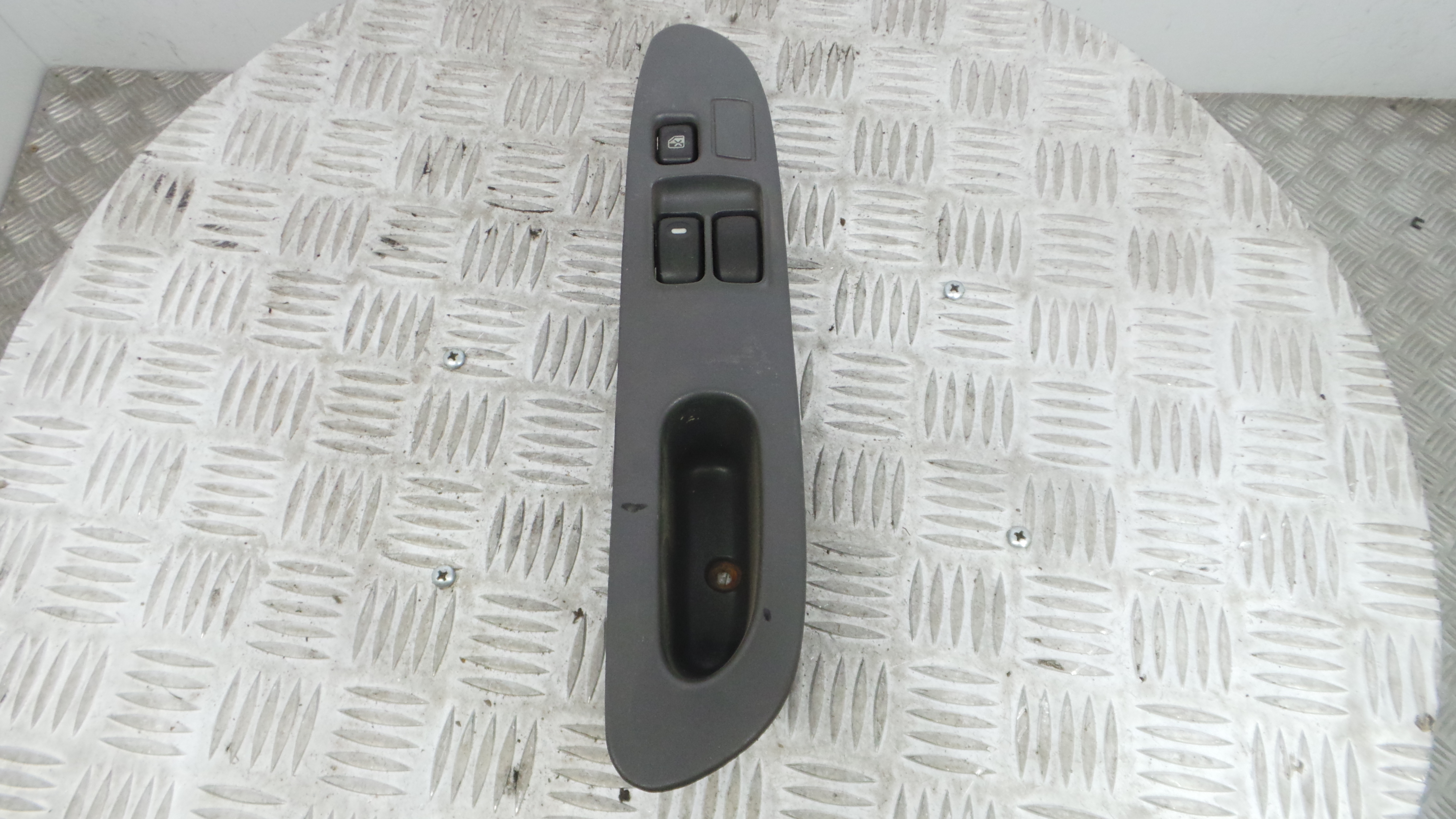 Interruptor / Comando Elevador Vidro Frente Esq  MR190317 - MITSUBISHI COLT Mk V (CJ_, CP_), COLT V -33198803