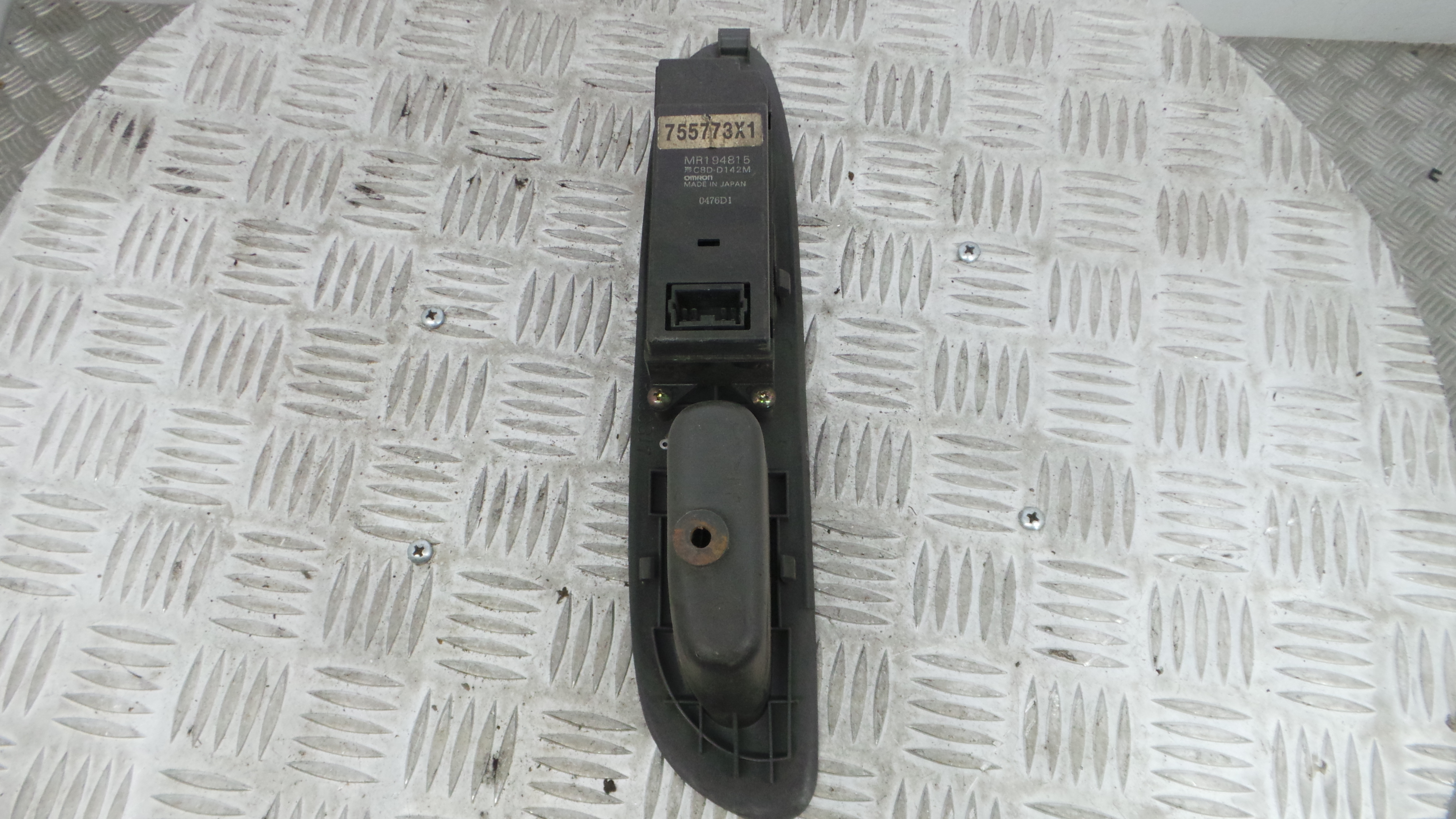 Interruptor / Comando Elevador Vidro Frente Esq  MR190317 - MITSUBISHI COLT Mk V (CJ_, CP_), COLT V -33198803