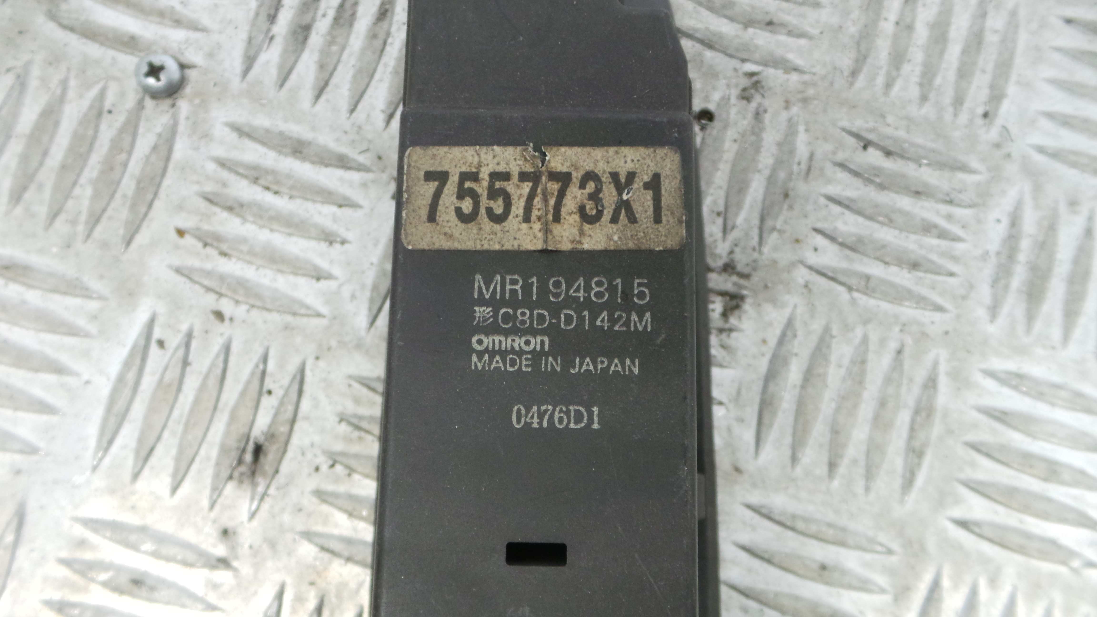 Interruptor / Comando Elevador Vidro Frente Esq  MR190317 - MITSUBISHI COLT Mk V (CJ_, CP_), COLT V -33198803