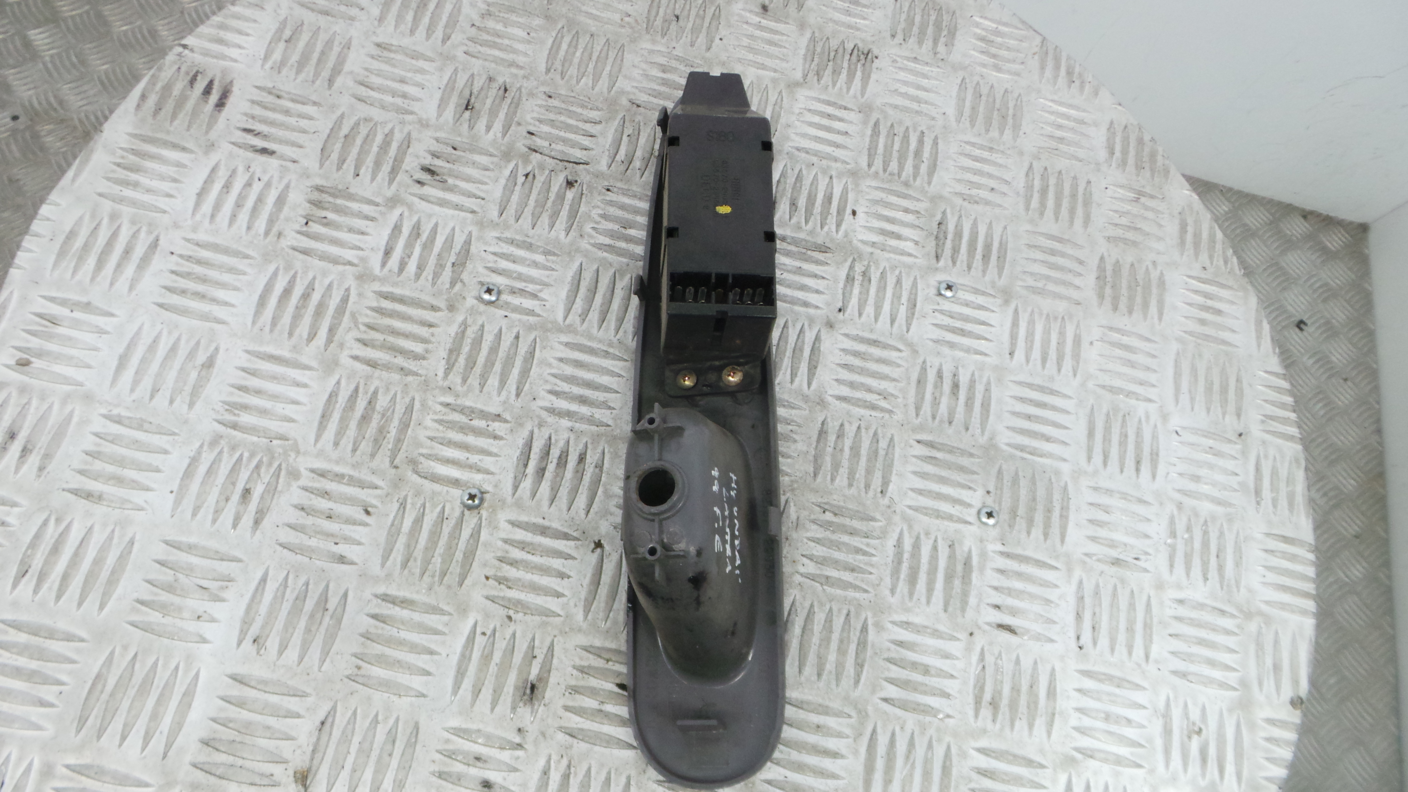 Interruptor / Comando Elevador Vidro Frente Esq  82731-29030 - HYUNDAI ELANTRA II (J-2), LANTRA II (-33198818