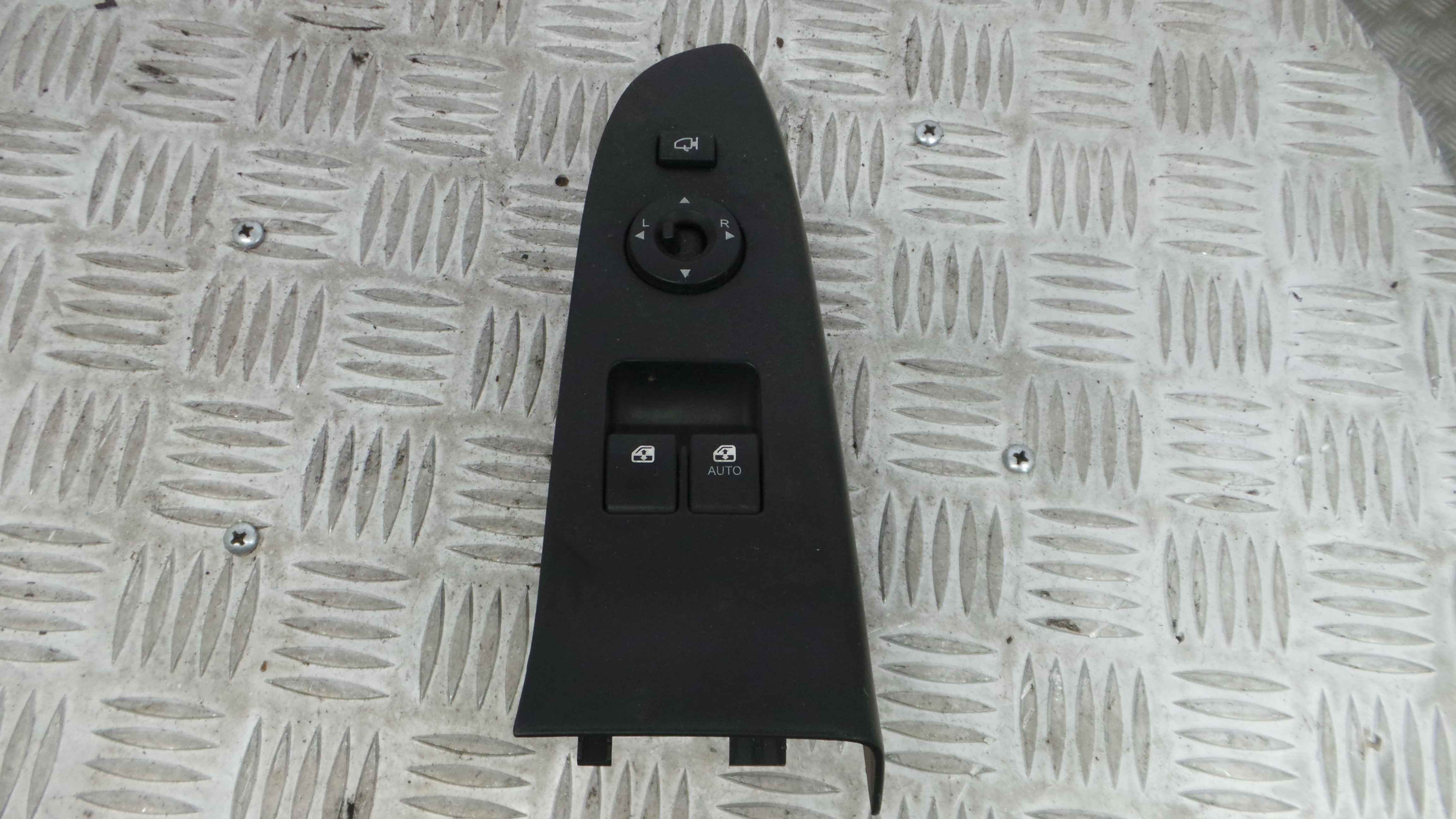 Interruptor / Comando Elevador Vidro Frente Esq 93570-1H021 - KIA CEE'D Hatchback (ED)-33198829 Interruptor / Comando Elevador Vidro Frente Esq 93570-1H021 - KIA CEE'D Hatchback (ED)-33198829