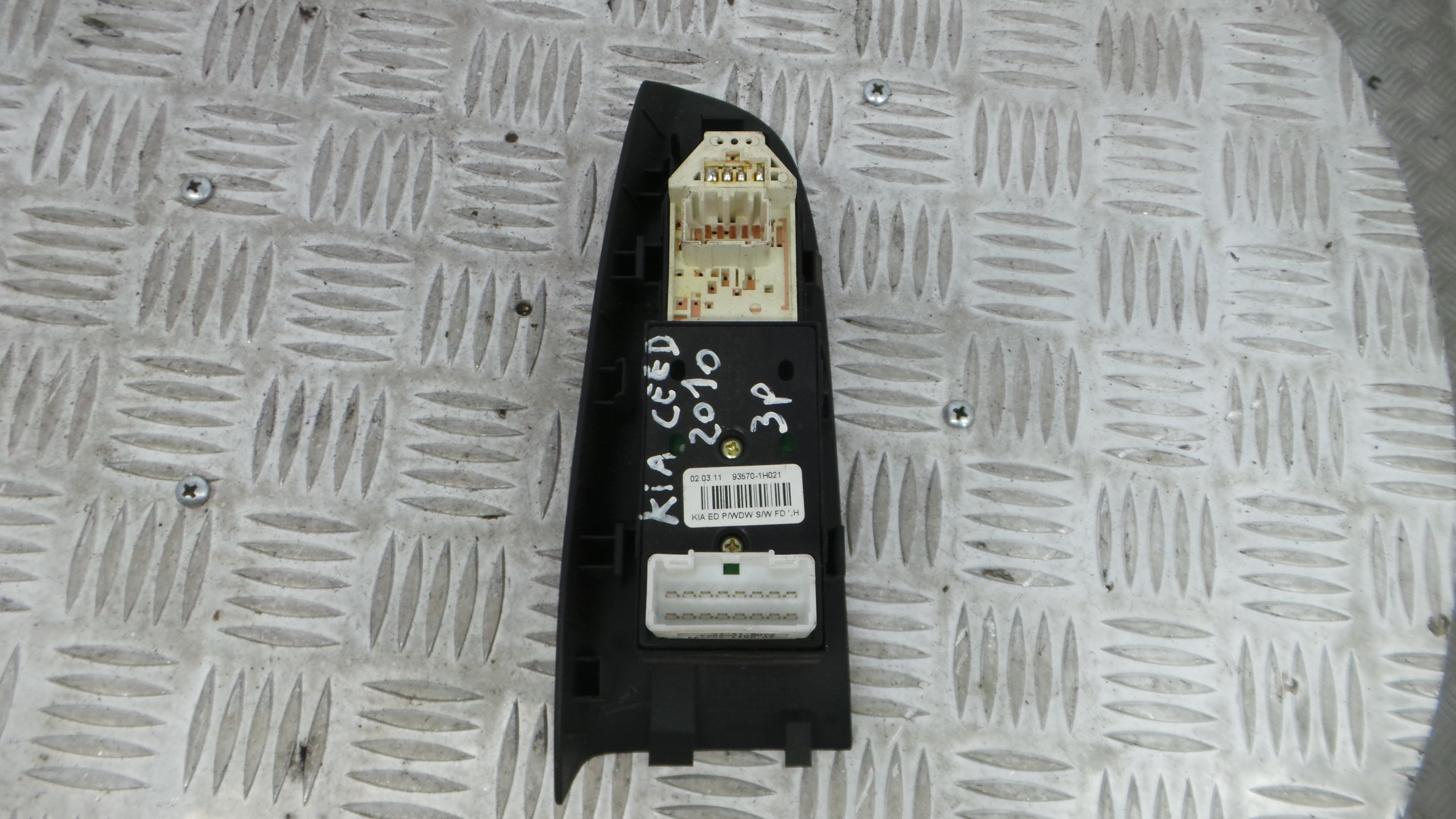Interruptor / Comando Elevador Vidro Frente Esq  93570-1H021 - KIA CEE'D Hatchback (ED)-33198829