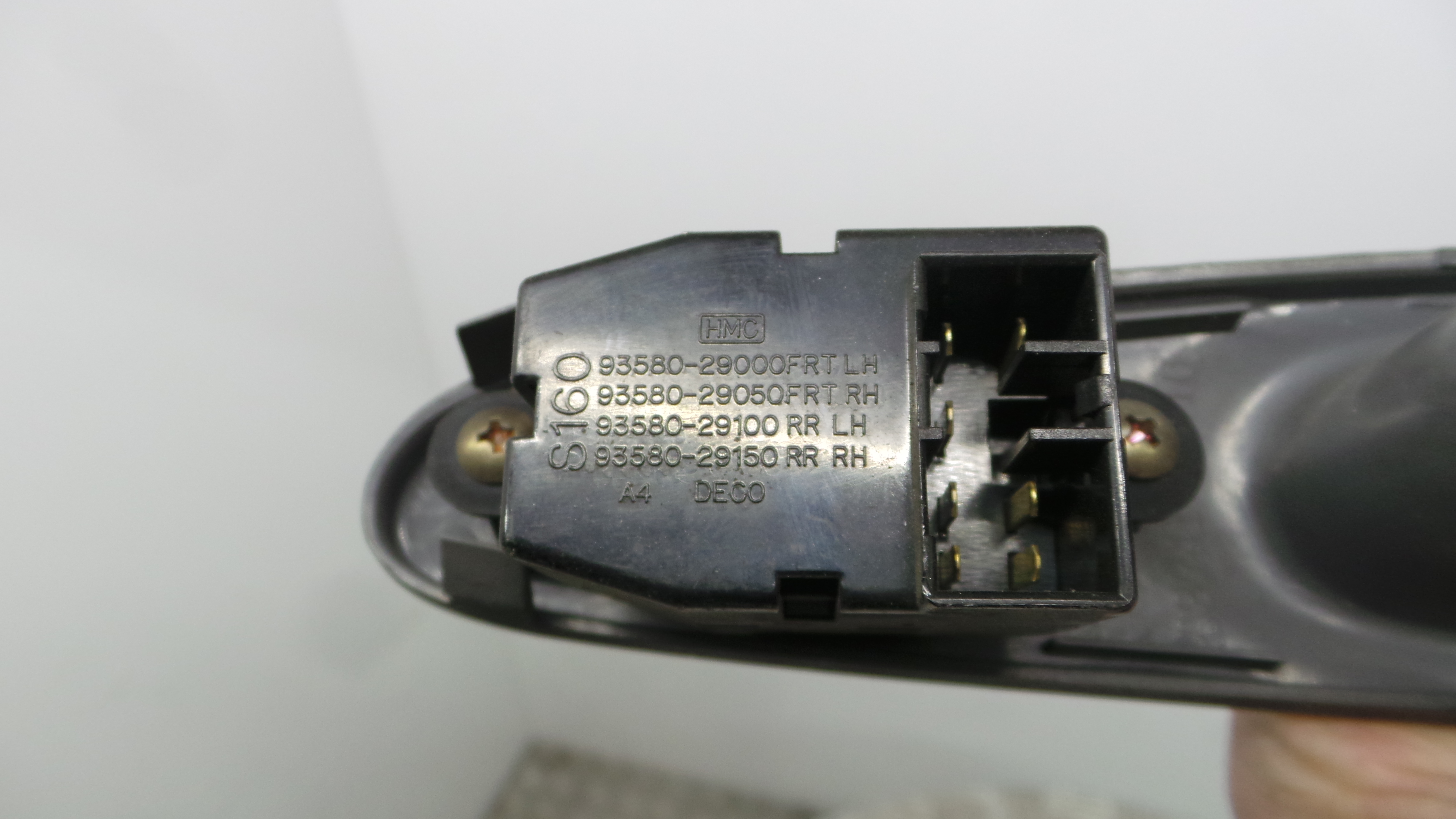 Interruptor / Comando Elevador Vidro Trás Dto 83741-29010 - HYUNDAI ELANTRA II (J-2), LANTRA II (J--33198873