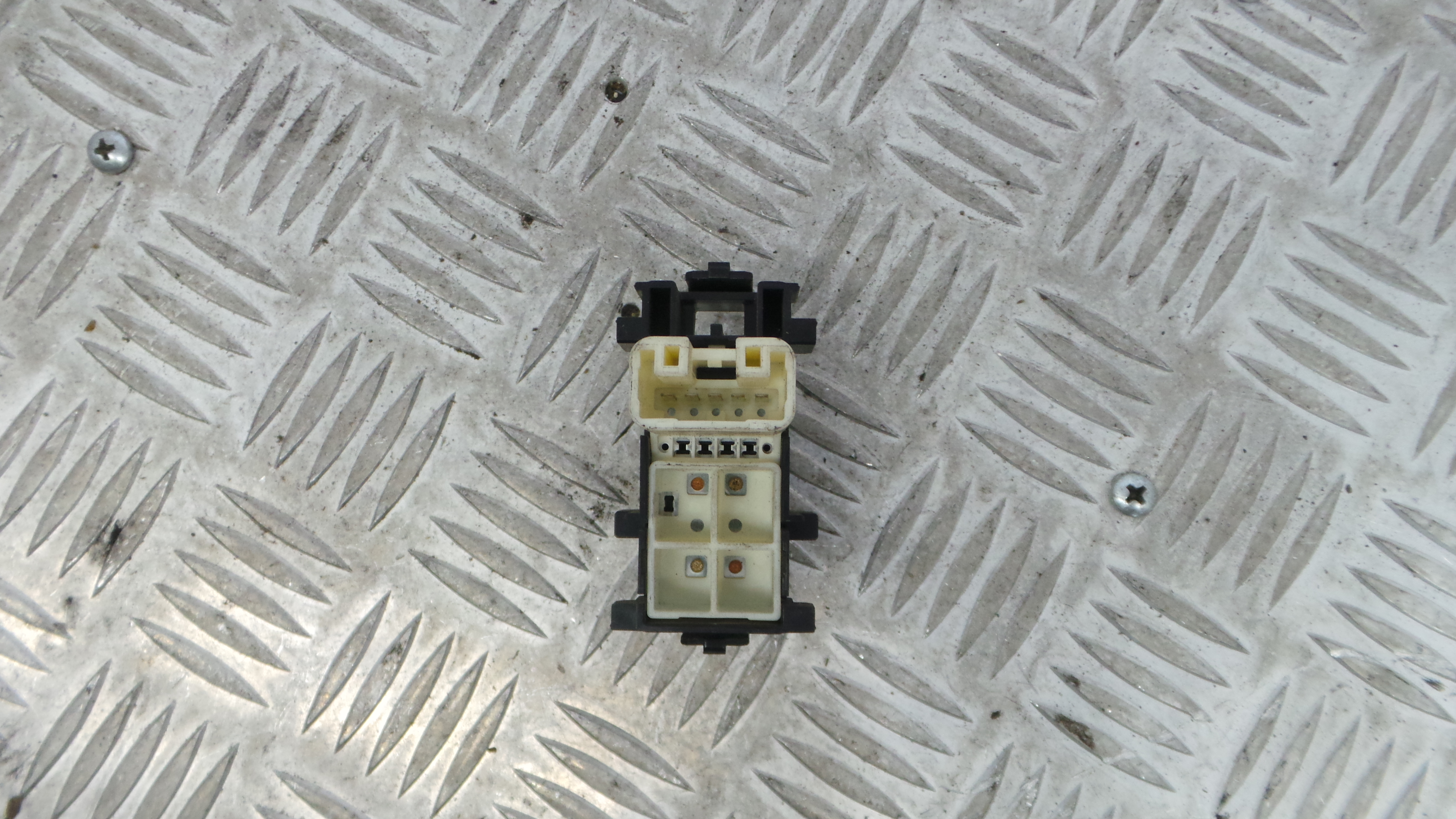 Interruptor / Comando Elevador Vidro Trás Dto 192829 - TOYOTA YARIS (_P9_), YARIS/VITZ (_P9_)-33199048