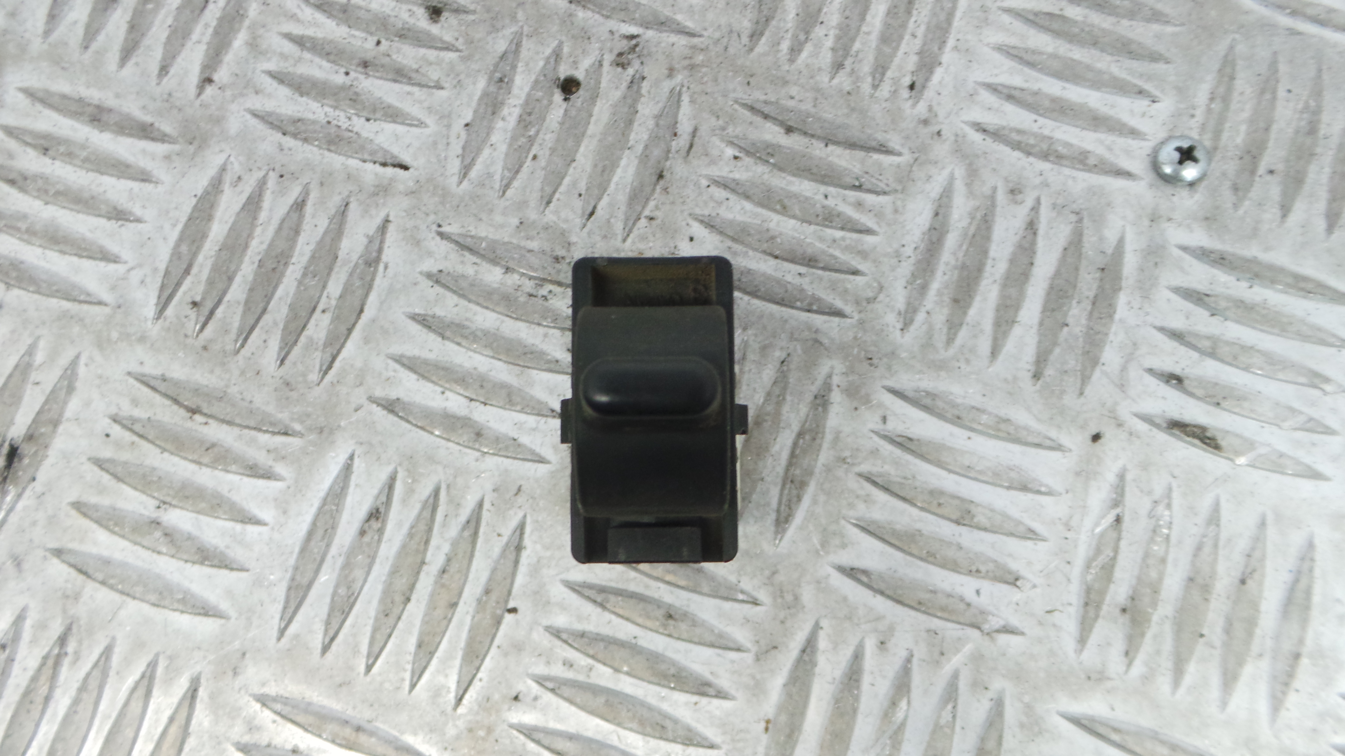 Interruptor / Comando Elevador Vidro Trás Dto  - NISSAN NAVARA Camião de plataforma/chassis (D22)-33199051 Interruptor / Comando Elevador Vidro Trás Dto  - NISSAN NAVARA Camião de plataforma/chassis (D22)-33199051