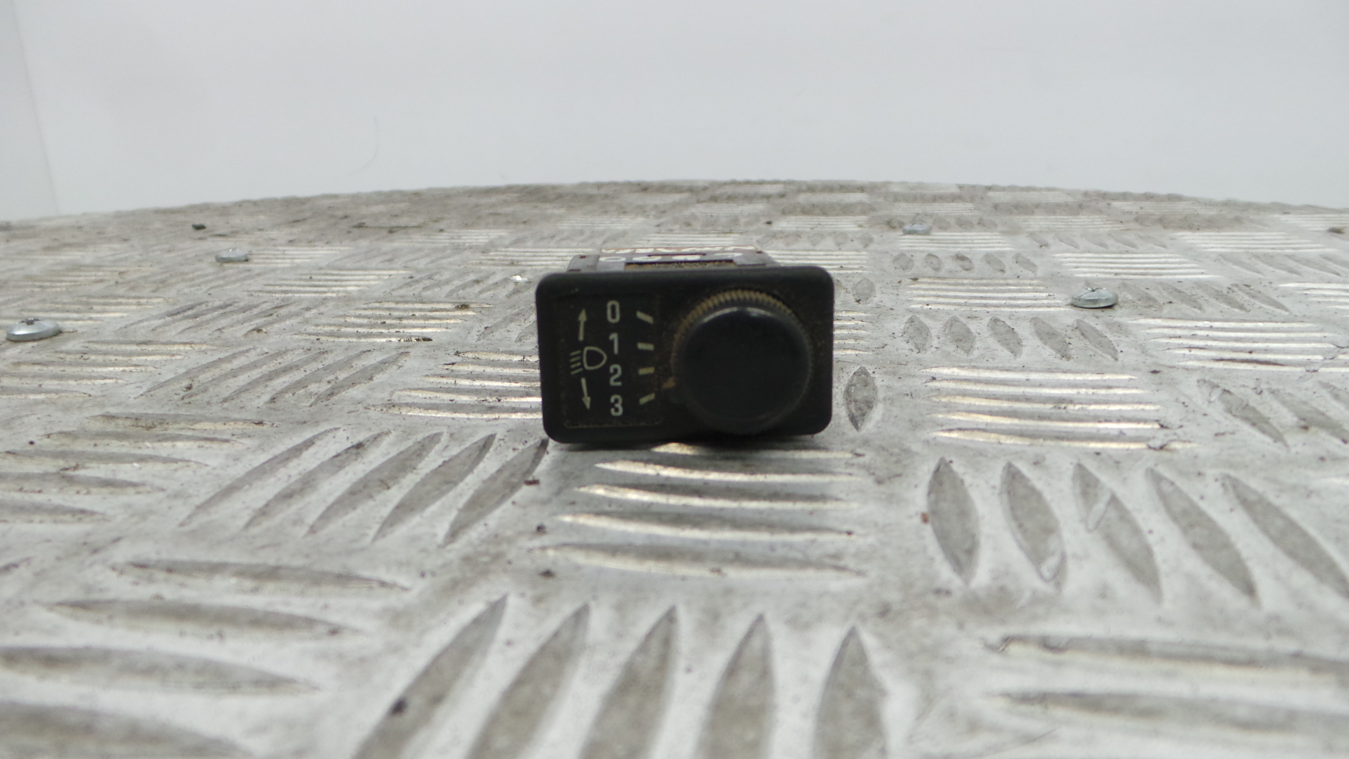 Comando de Regulação dos Faróis   - NISSAN NAVARA Camião de plataforma/chassis (D22)-33199053