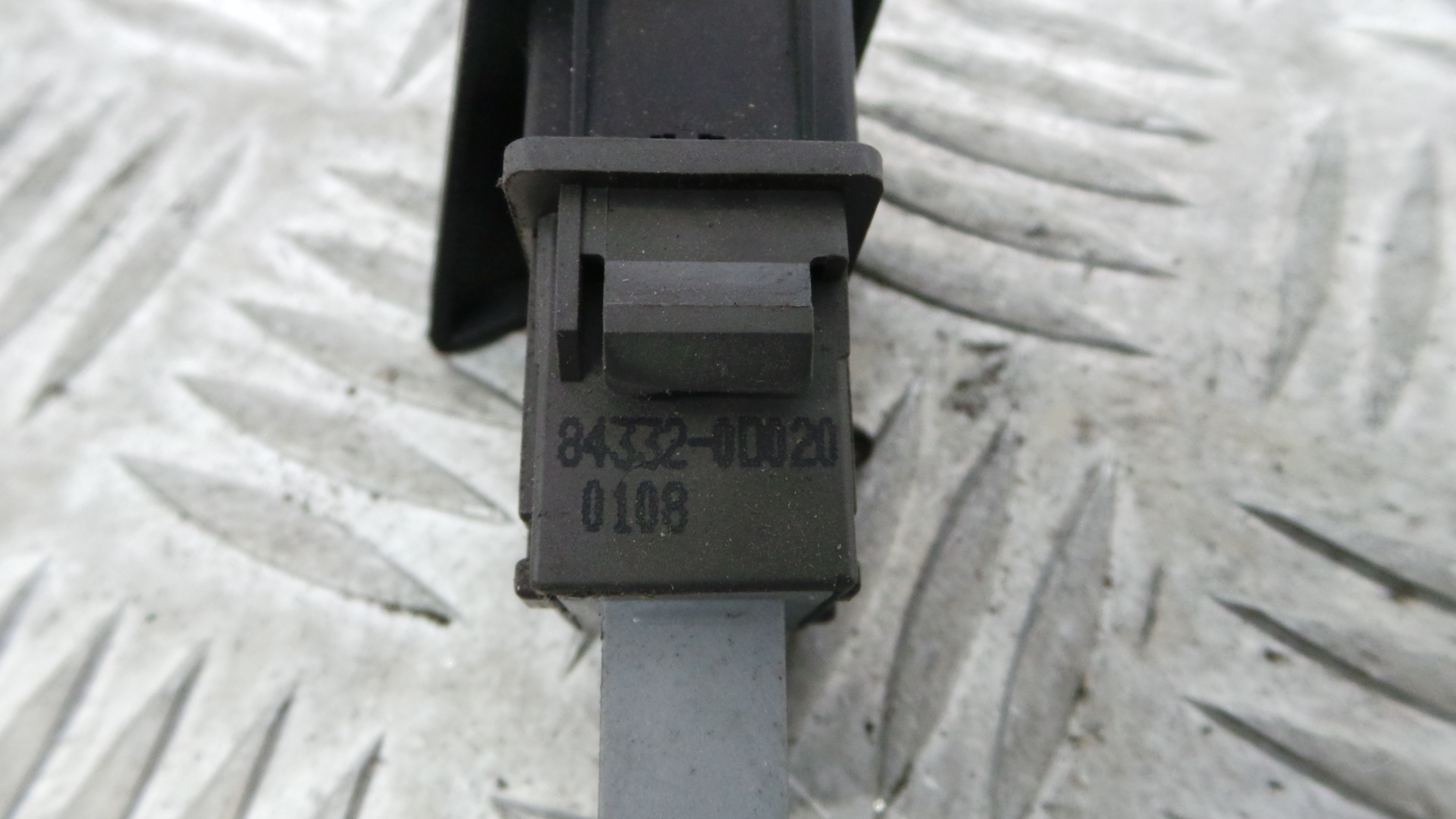 warning 4 piscas 84332-0D020 - TOYOTA YARIS (_P9_), YARIS/VITZ (_P9_)-33199063