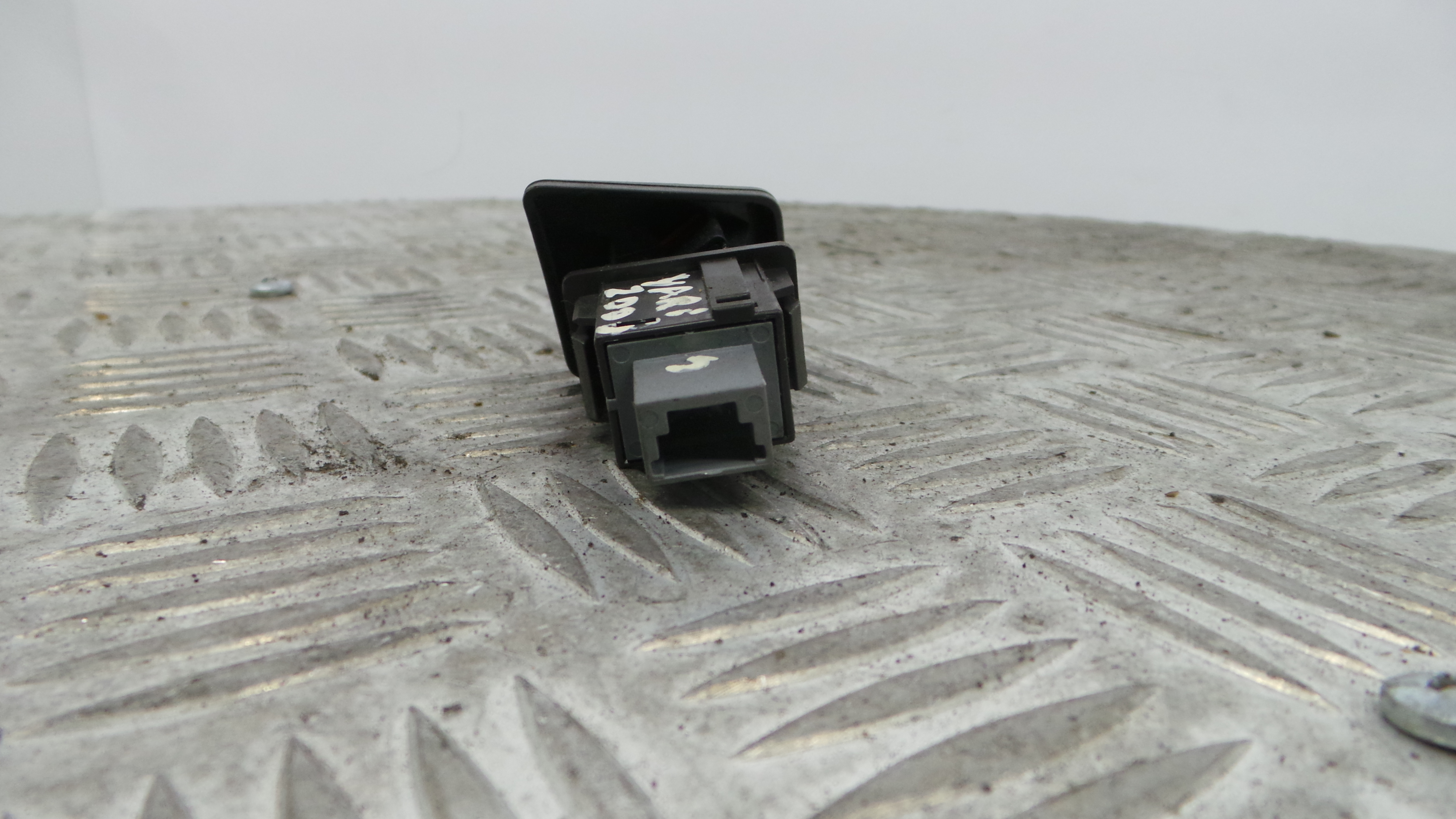 warning 4 piscas 84332-0D020 - TOYOTA YARIS (_P9_), YARIS/VITZ (_P9_)-33199066