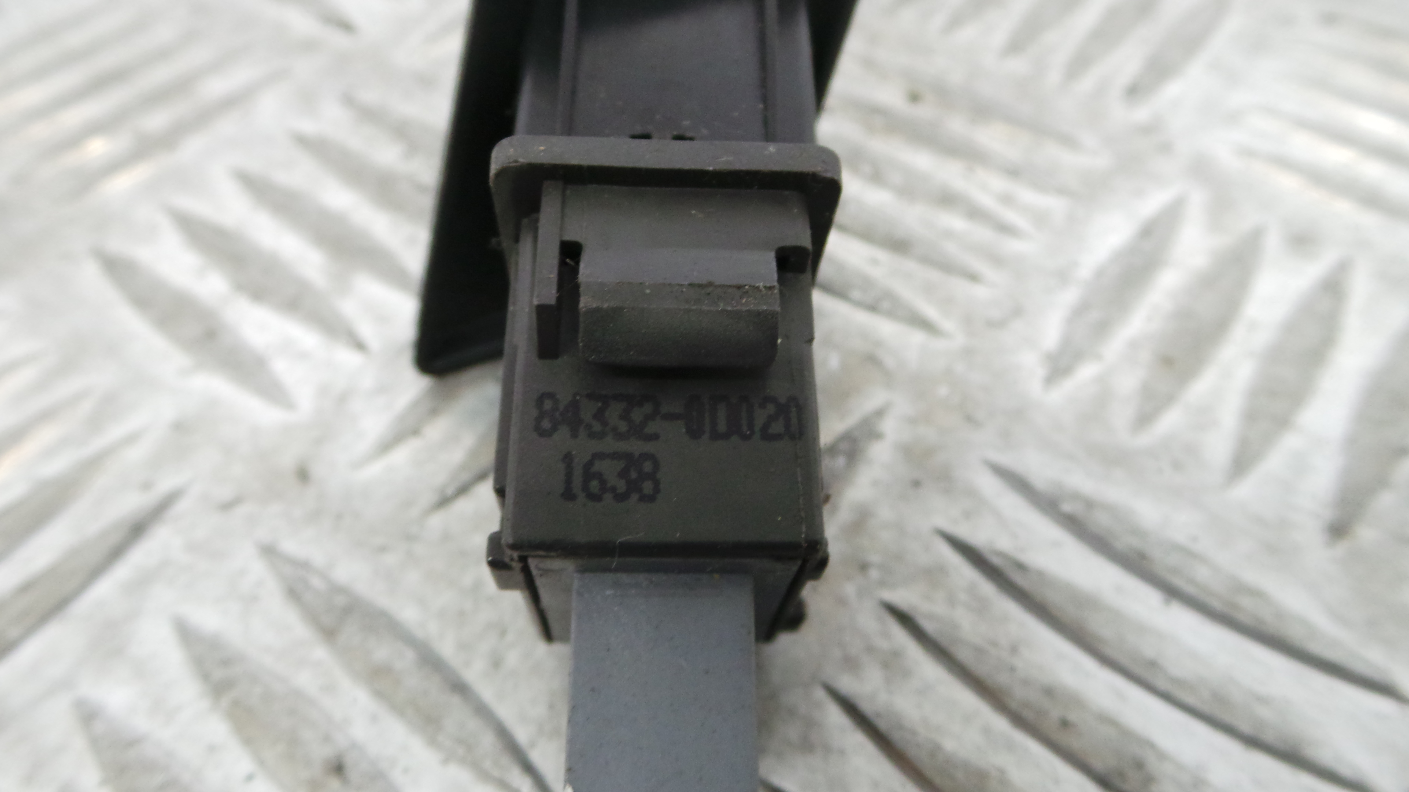 warning 4 piscas 84332-0D020 - TOYOTA YARIS (_P9_), YARIS/VITZ (_P9_)-33199066