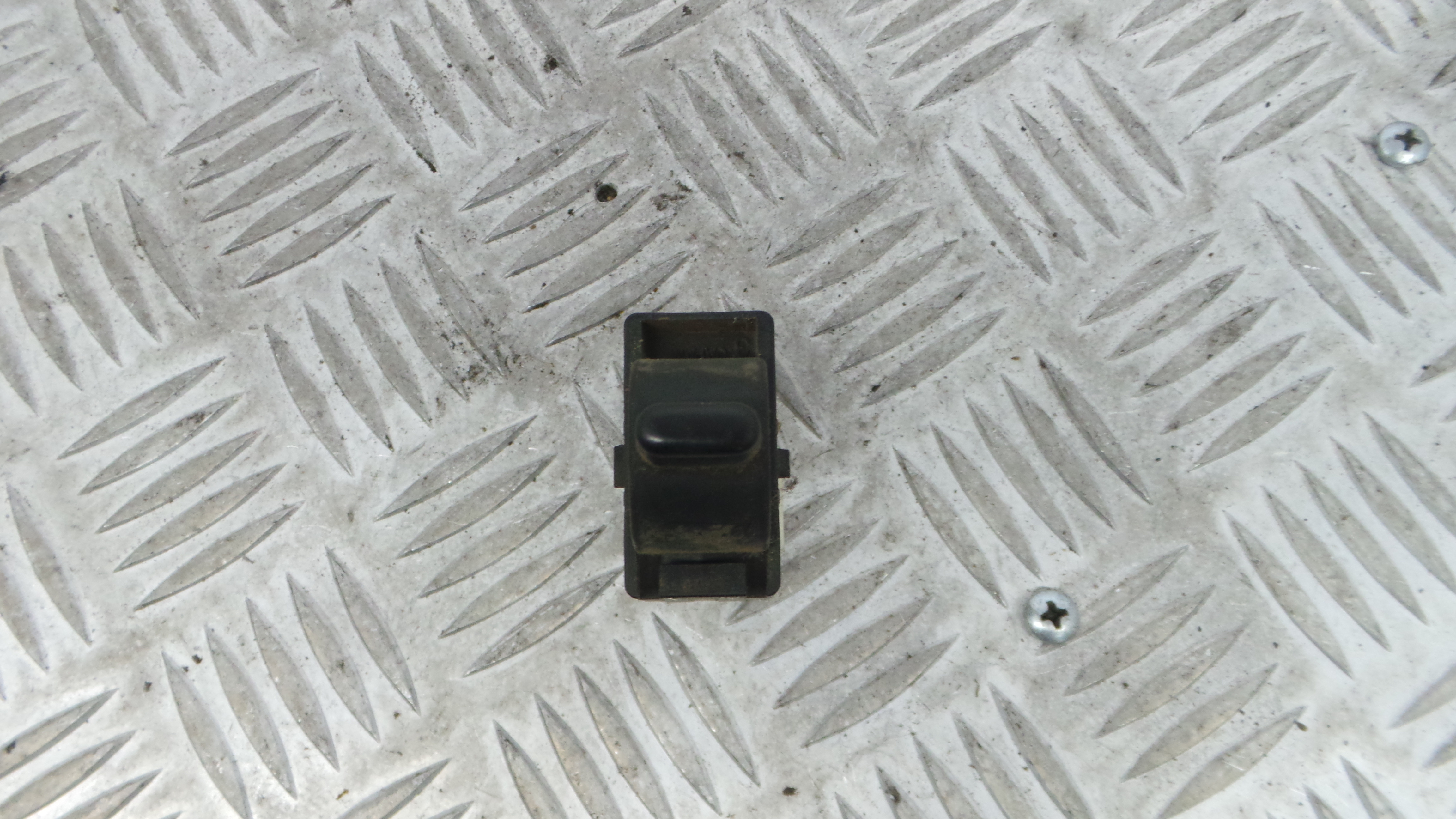 Interruptor / Comando Elevador Vidro Trás Esq - NISSAN NAVARA Camião de plataforma/chassis (D22)-33199083 Interruptor / Comando Elevador Vidro Trás Esq - NISSAN NAVARA Camião de plataforma/chassis (D22)-33199083