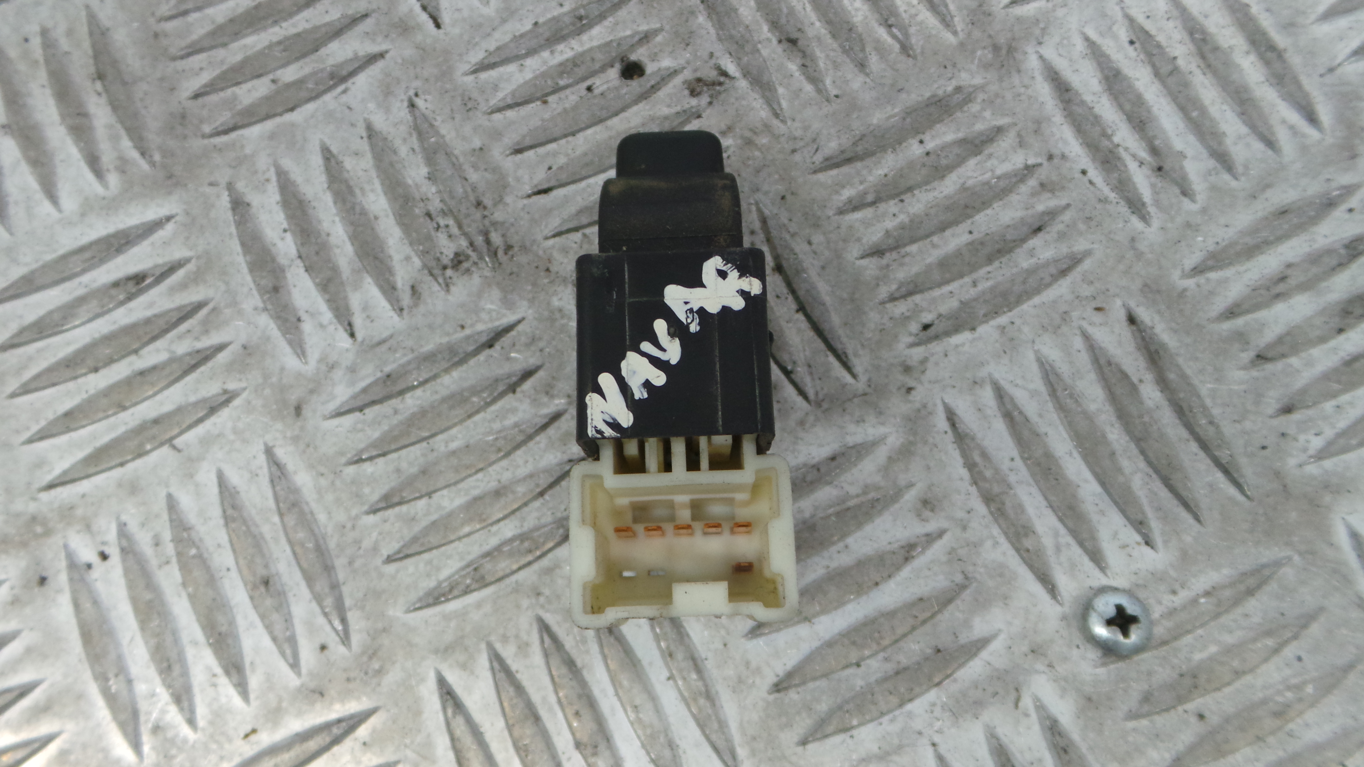 Interruptor / Comando Elevador Vidro Trás Esq - NISSAN NAVARA Camião de plataforma/chassis (D22)-33199083