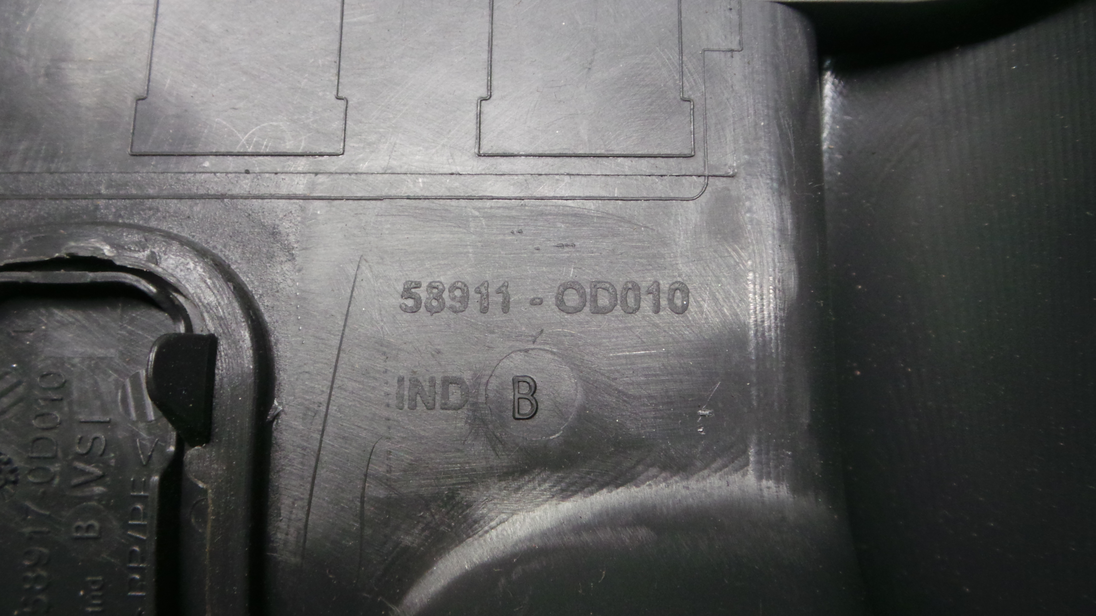 Apoio de Braço 58911-0D010 - TOYOTA YARIS (_P9_), YARIS/VITZ (_P9_)-33199340