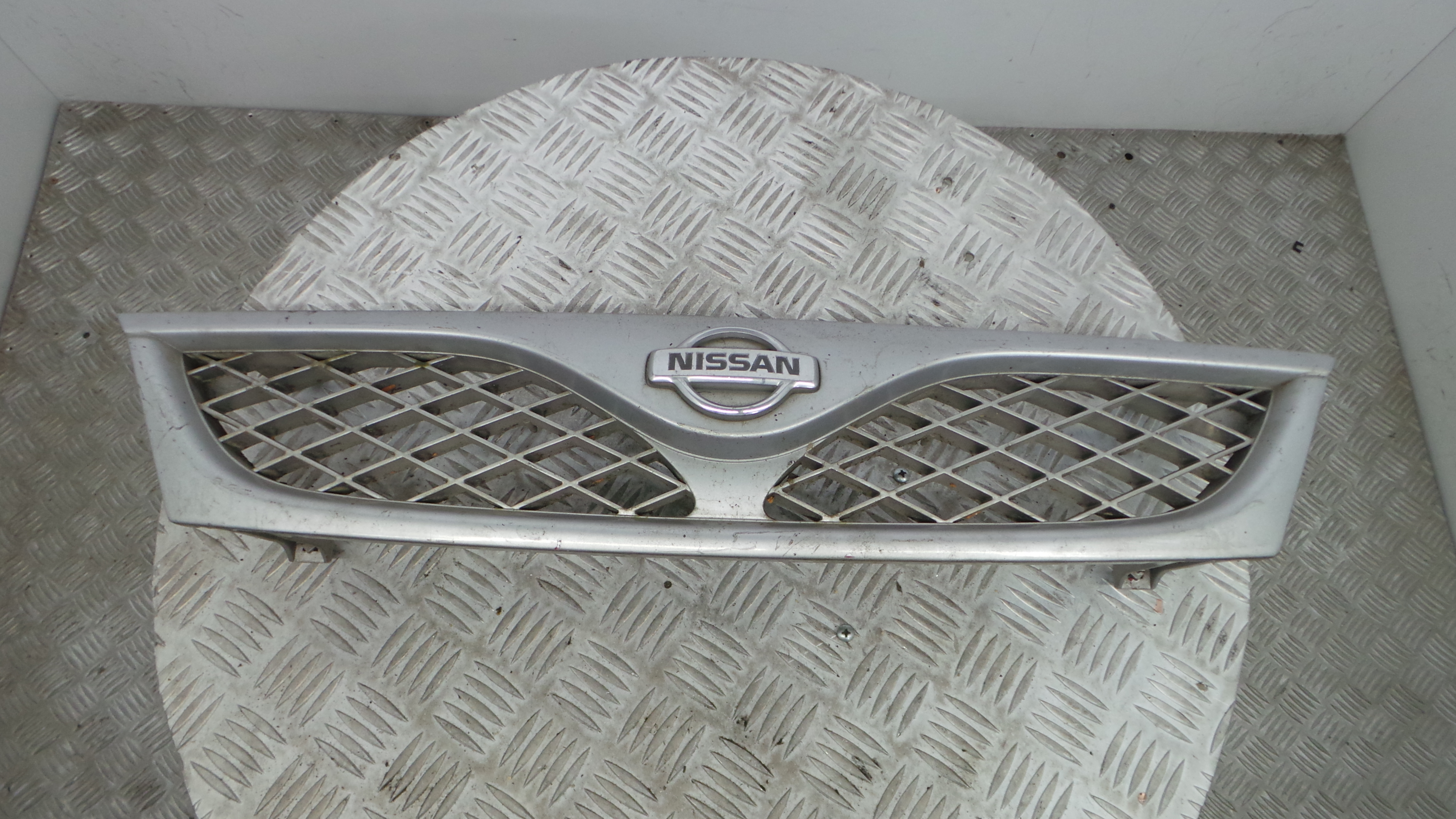 Grelha da Frente 62310-2N410 - NISSAN ALMERA I (N15)-33199377