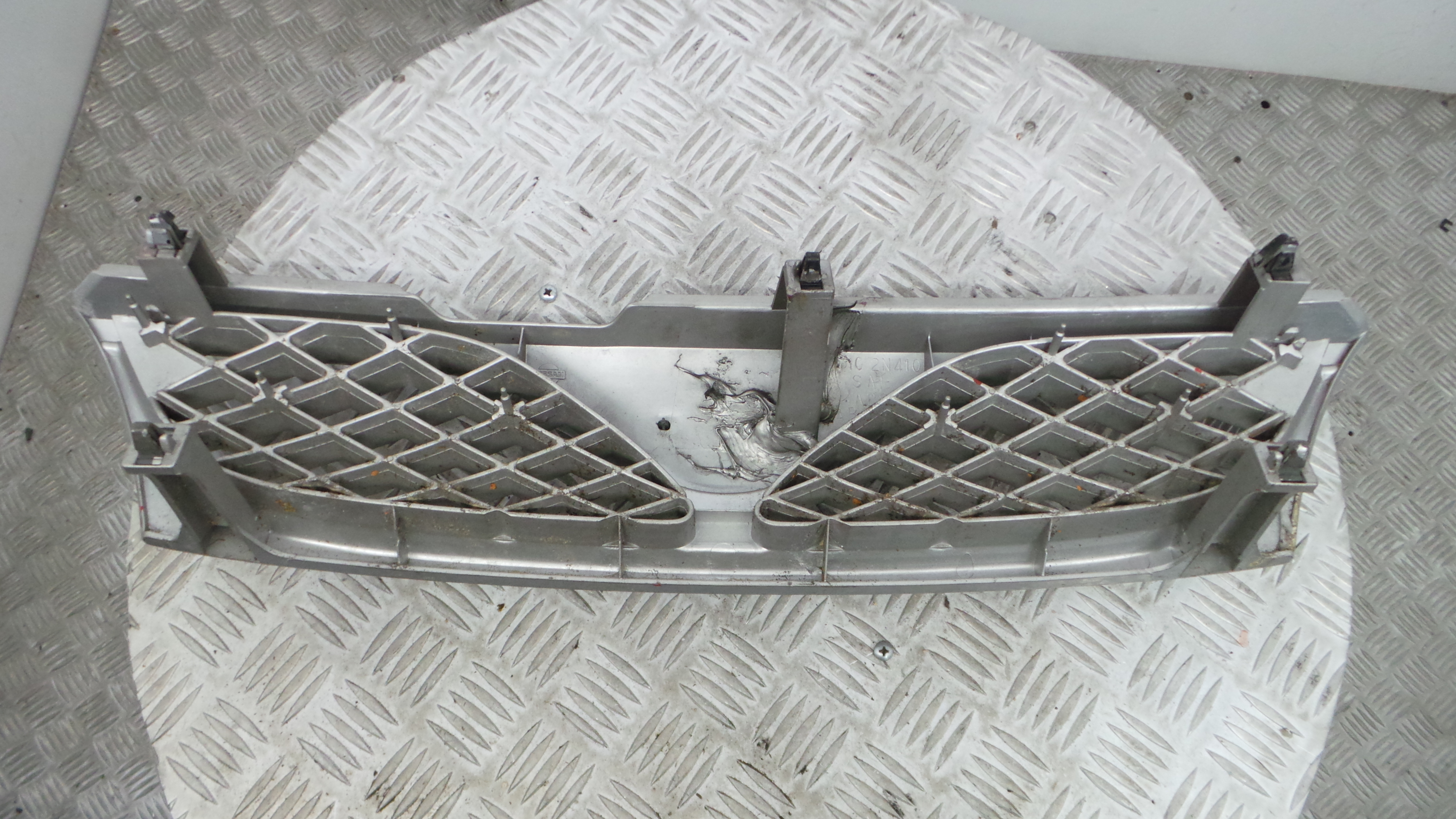 Grelha da Frente 62310-2N410 - NISSAN ALMERA I (N15)-33199377