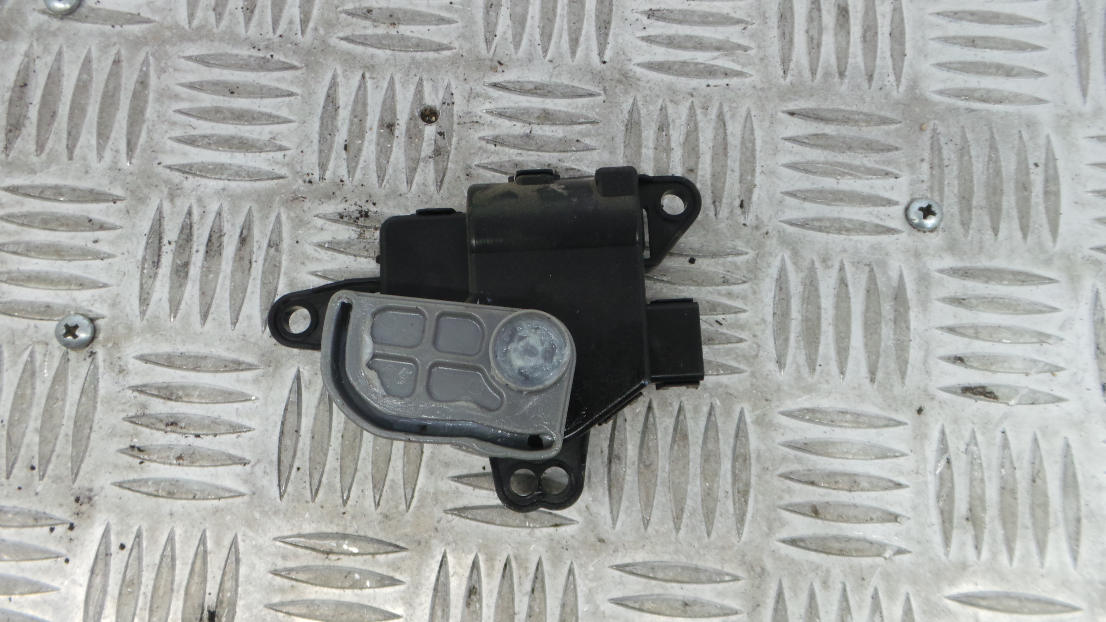 Atuador do Circuito de Ar AC1R0000 - KIA CEE'D Hatchback (ED)-33199732 Atuador do Circuito de Ar AC1R0000 - KIA CEE'D Hatchback (ED)-33199732