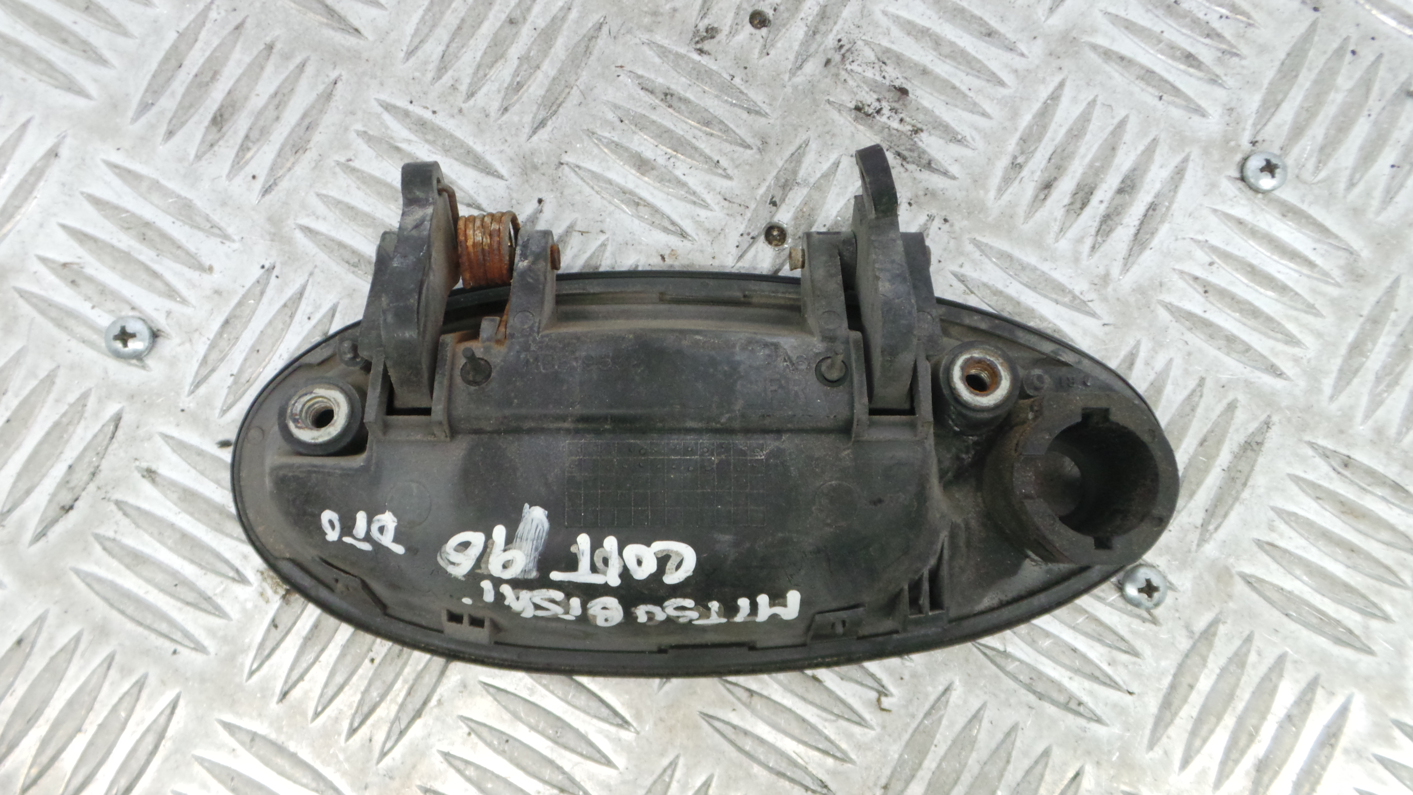 Puxador Exterior Frente Direita  MB819552 - MITSUBISHI COLT Mk V (CJ_, CP_), COLT V (CJ_, CP_)-33200533