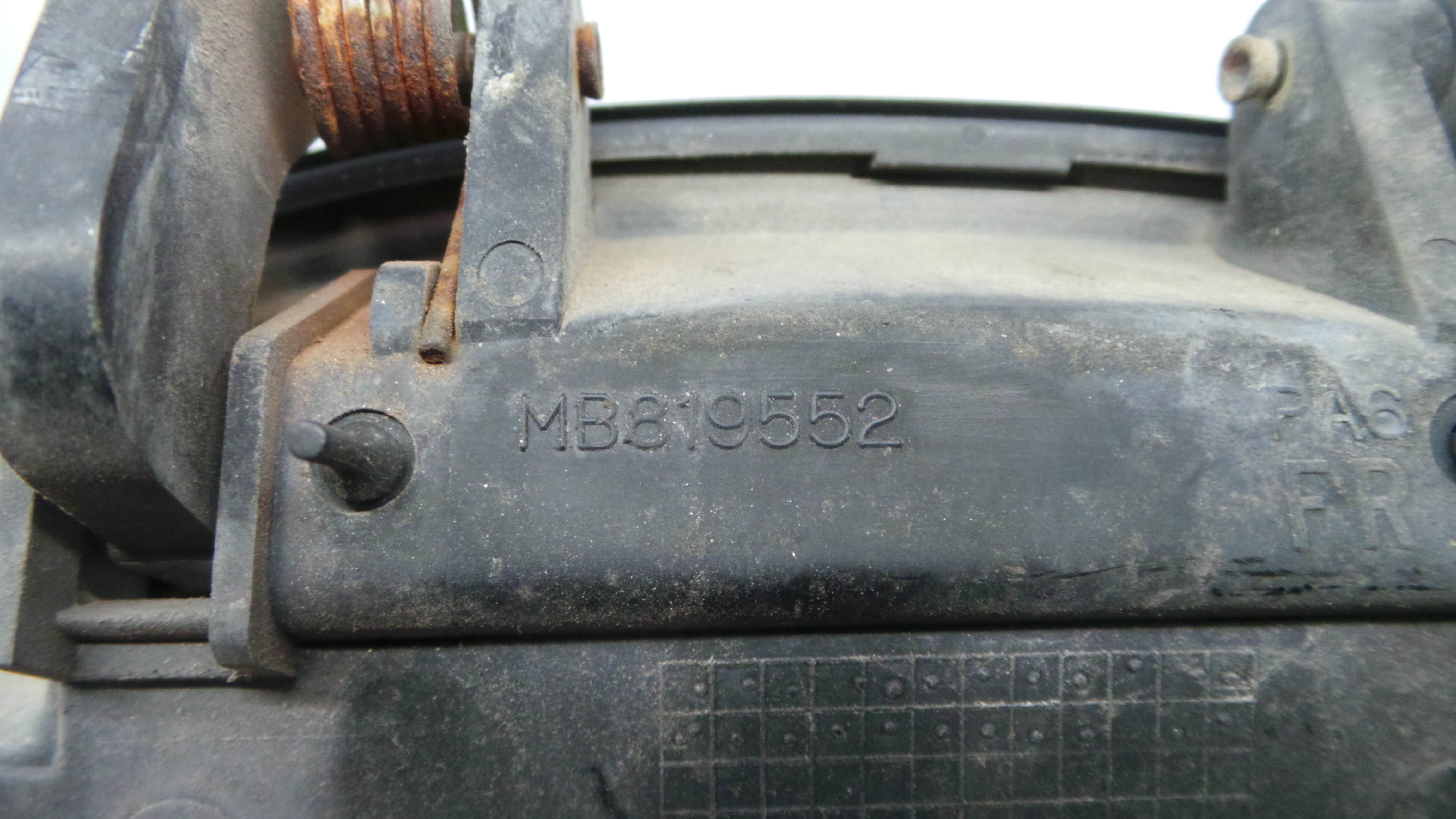 Puxador Exterior Frente Direita  MB819552 - MITSUBISHI COLT Mk V (CJ_, CP_), COLT V (CJ_, CP_)-33200533