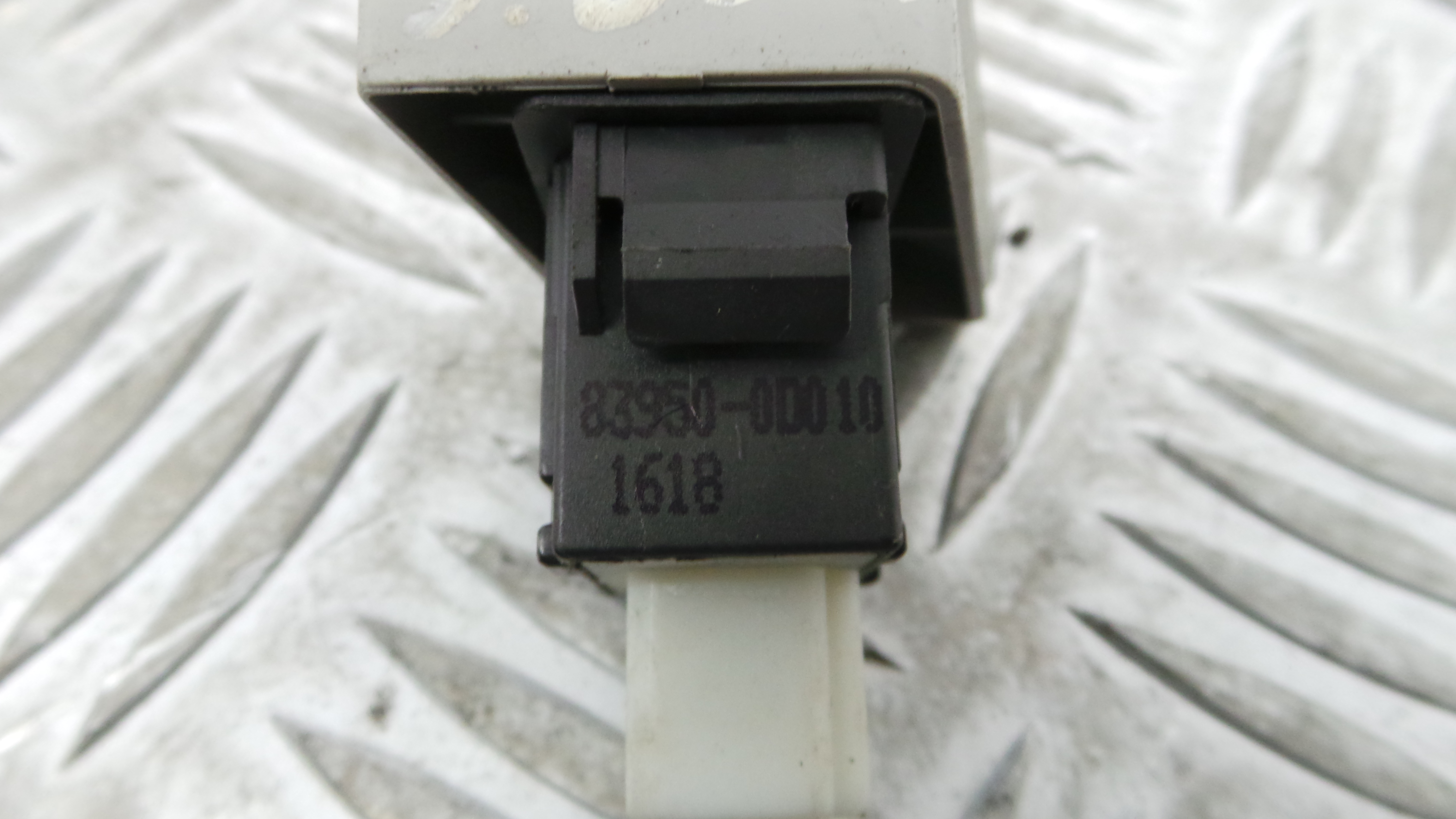 Botão Airbag Passageiro 83950-0D010 - TOYOTA YARIS (_P9_), YARIS/VITZ (_P9_)-33201529