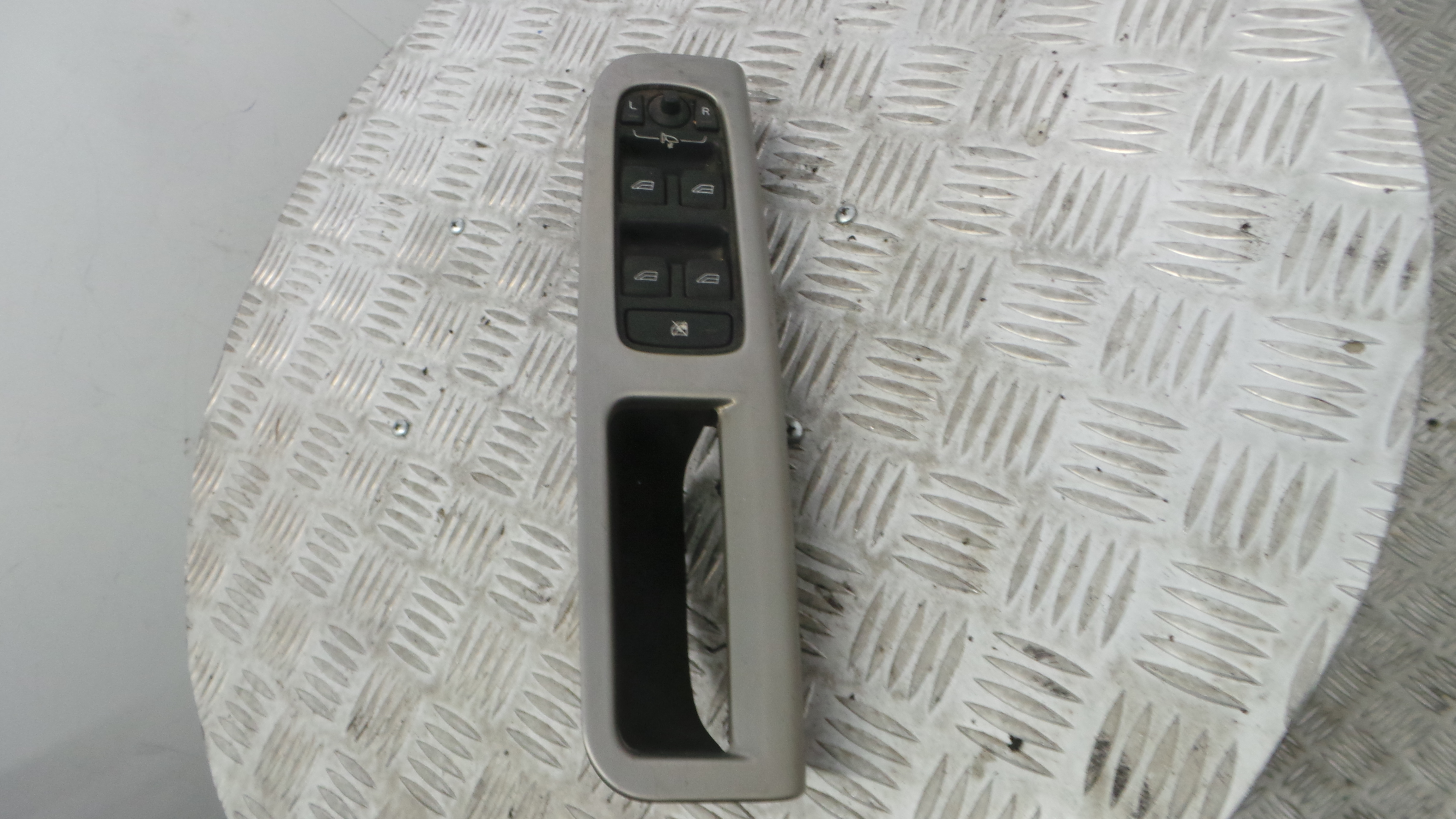 Interruptor / Comando Elevador Vidro Frente Esq  8663817 - VOLVO V50 (545)-33201994