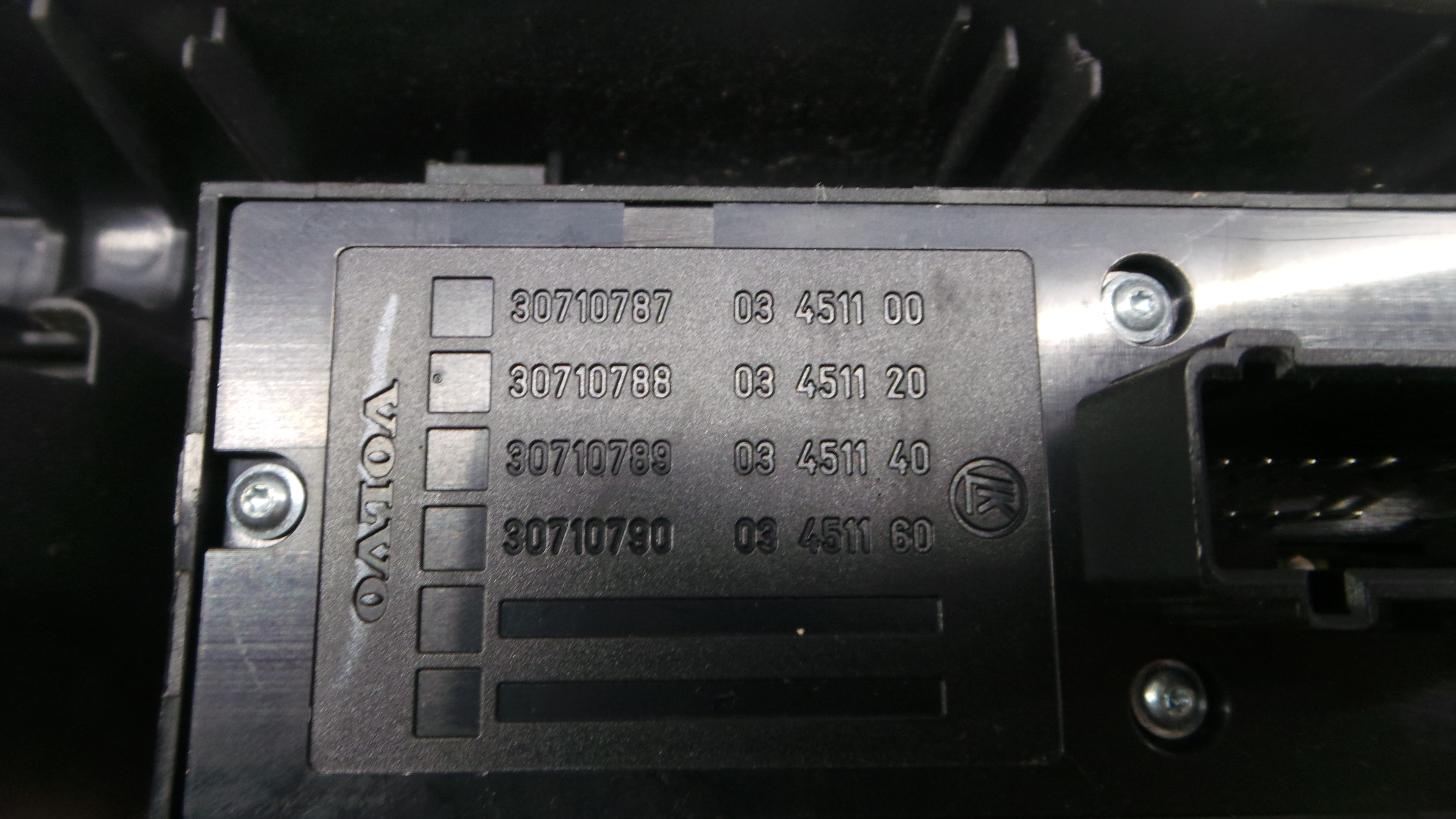 Interruptor / Comando Elevador Vidro Frente Esq 8663817 - VOLVO V50 (545)-33201994