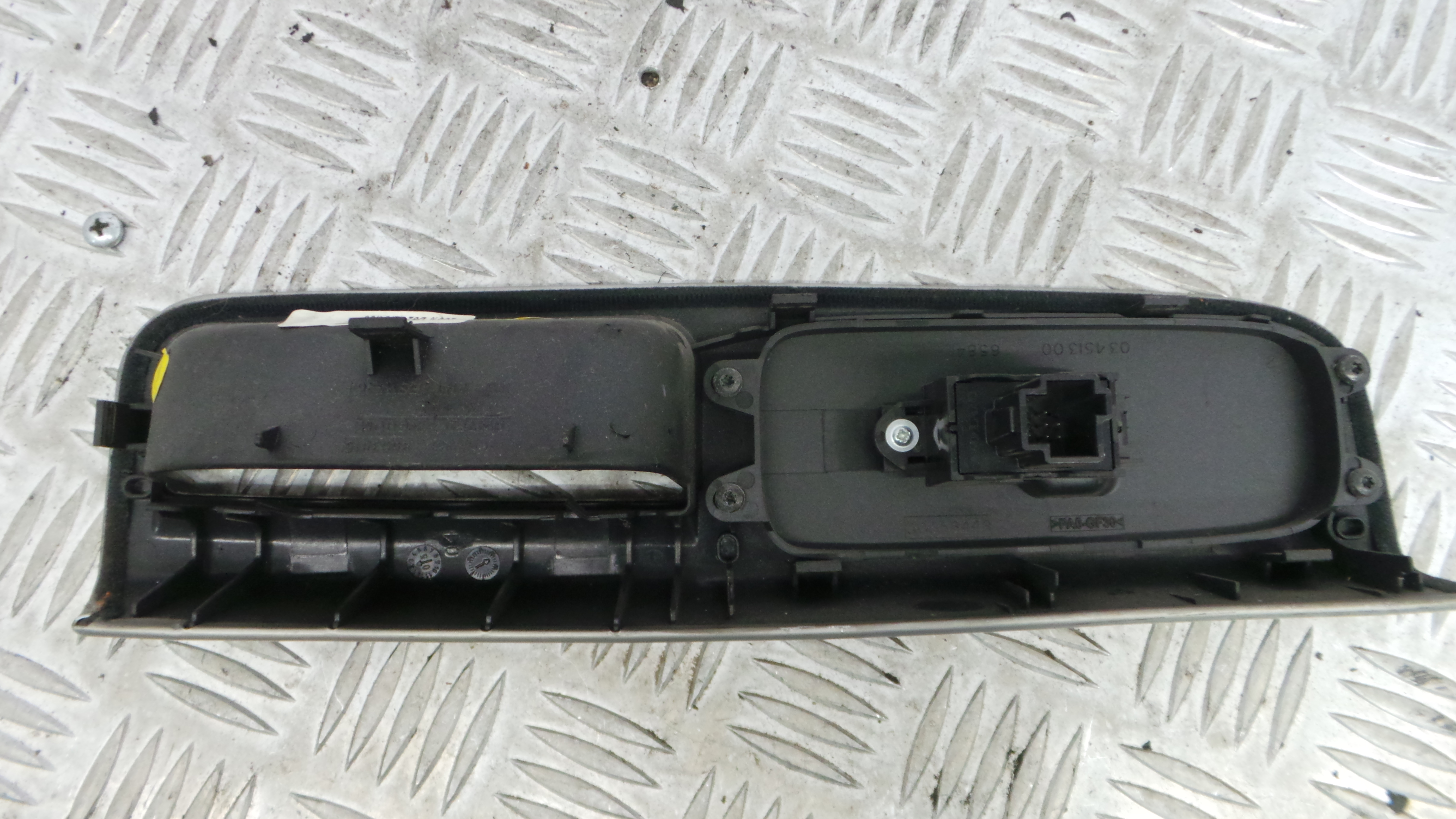Interruptor / Comando Elevador Vidro Frente Dto  8663815 - VOLVO V50 (545)-33201998