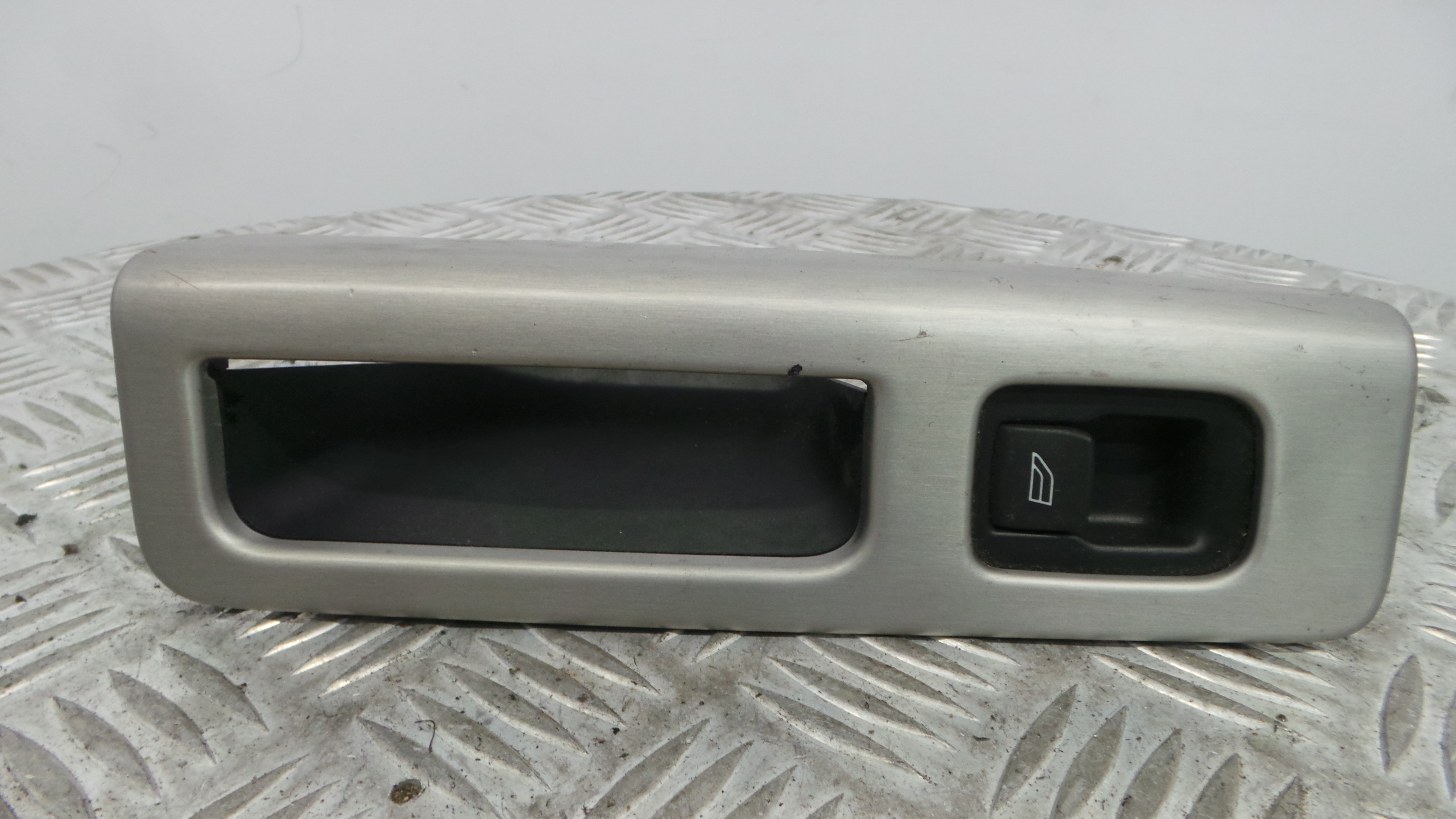 Interruptor / Comando Elevador Vidro Trás Dto 8663819 - VOLVO V50 (545)-33202014 Interruptor / Comando Elevador Vidro Trás Dto 8663819 - VOLVO V50 (545)-33202014
