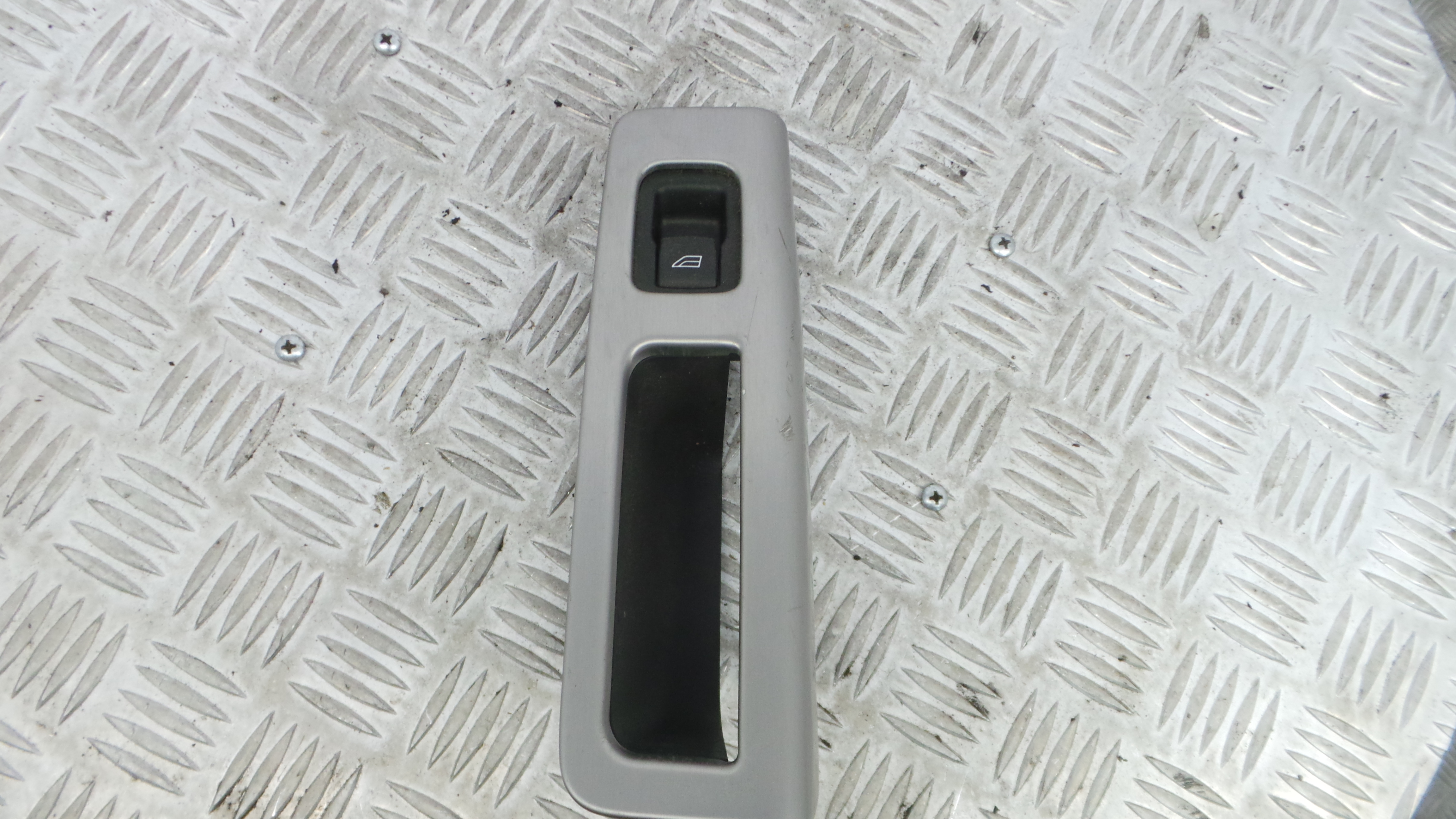 Interruptor / Comando Elevador Vidro Trás Esq 8663813 - VOLVO V50 (545)-33202018 Interruptor / Comando Elevador Vidro Trás Esq 8663813 - VOLVO V50 (545)-33202018