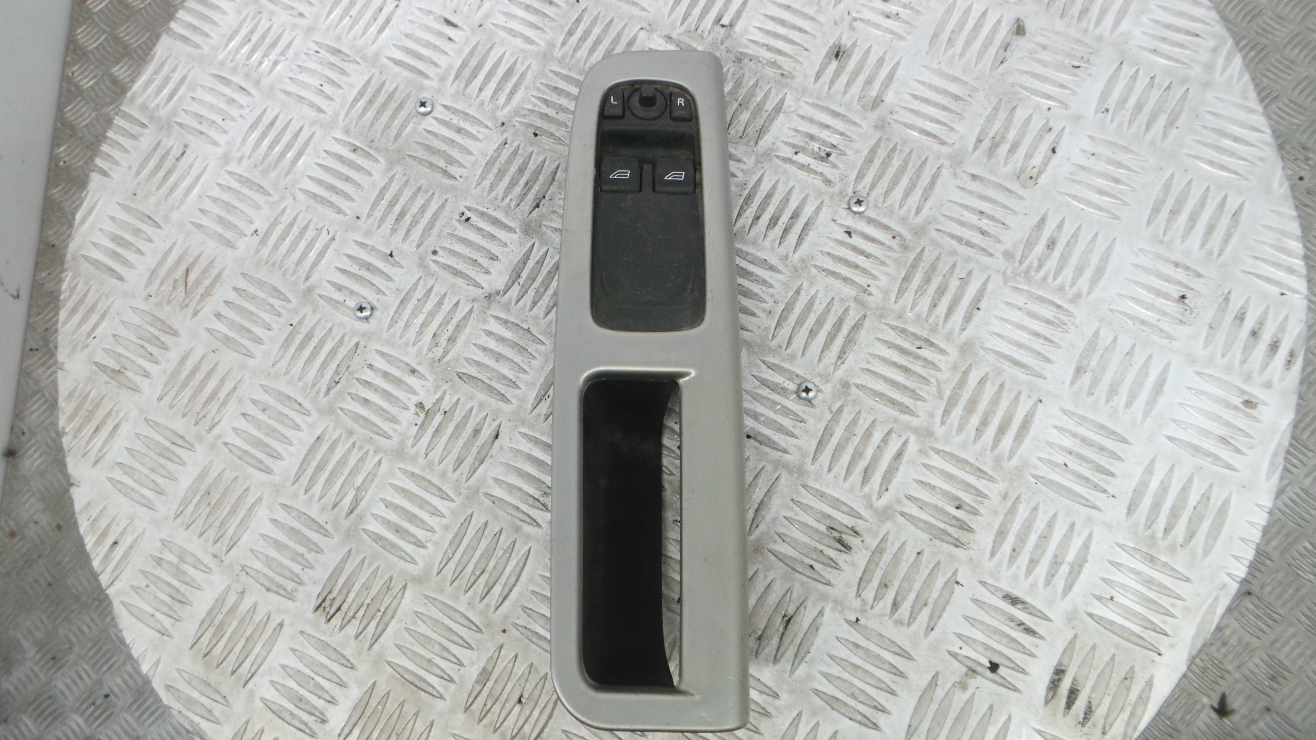 Interruptor / Comando Elevador Vidro Frente Esq  8663817 - VOLVO C30 (533)-33202029